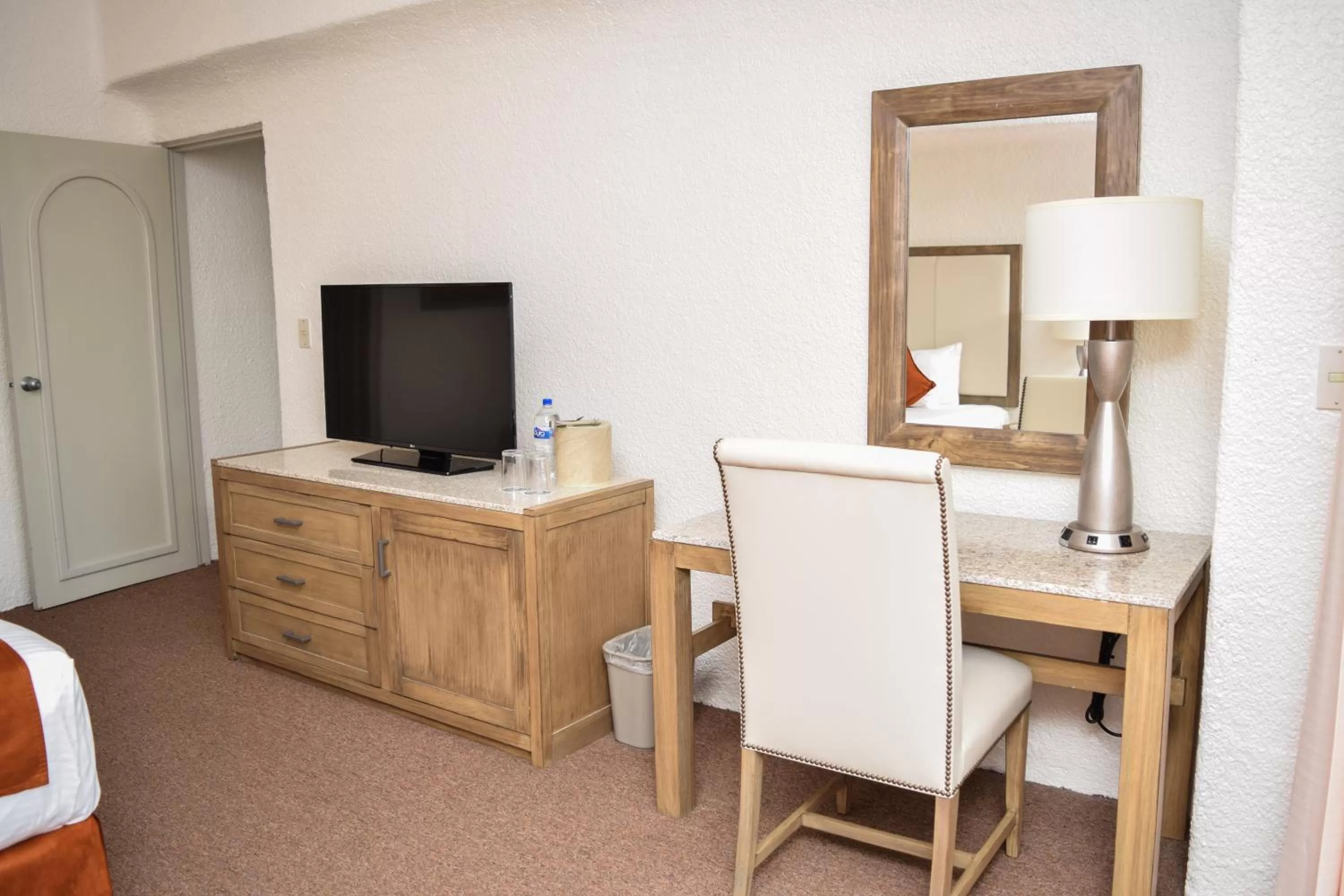 Photo of the whole room, Seating Area in Tesoro Manzanillo All Inclusive