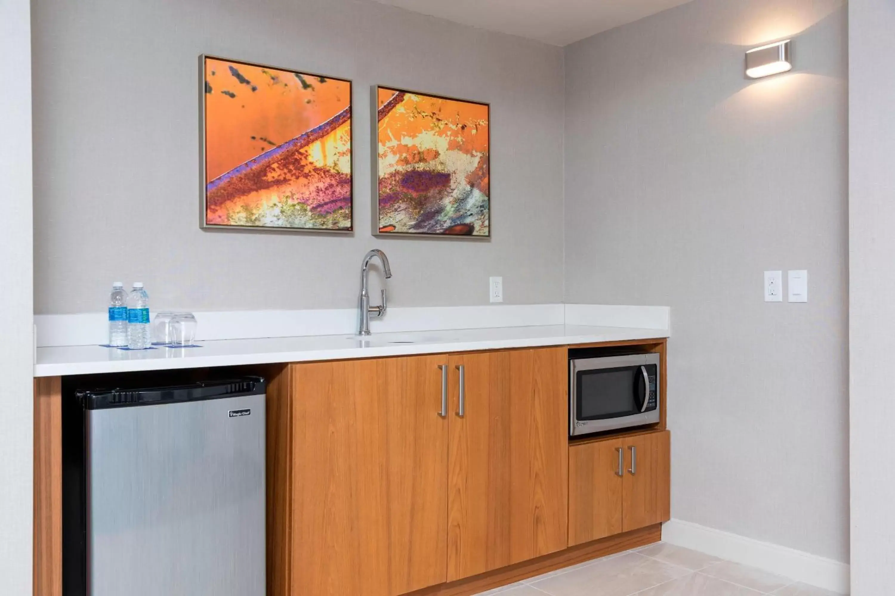 Kitchen or kitchenette, Kitchen/Kitchenette in Delta Hotels by Marriott Grand Rapids Airport