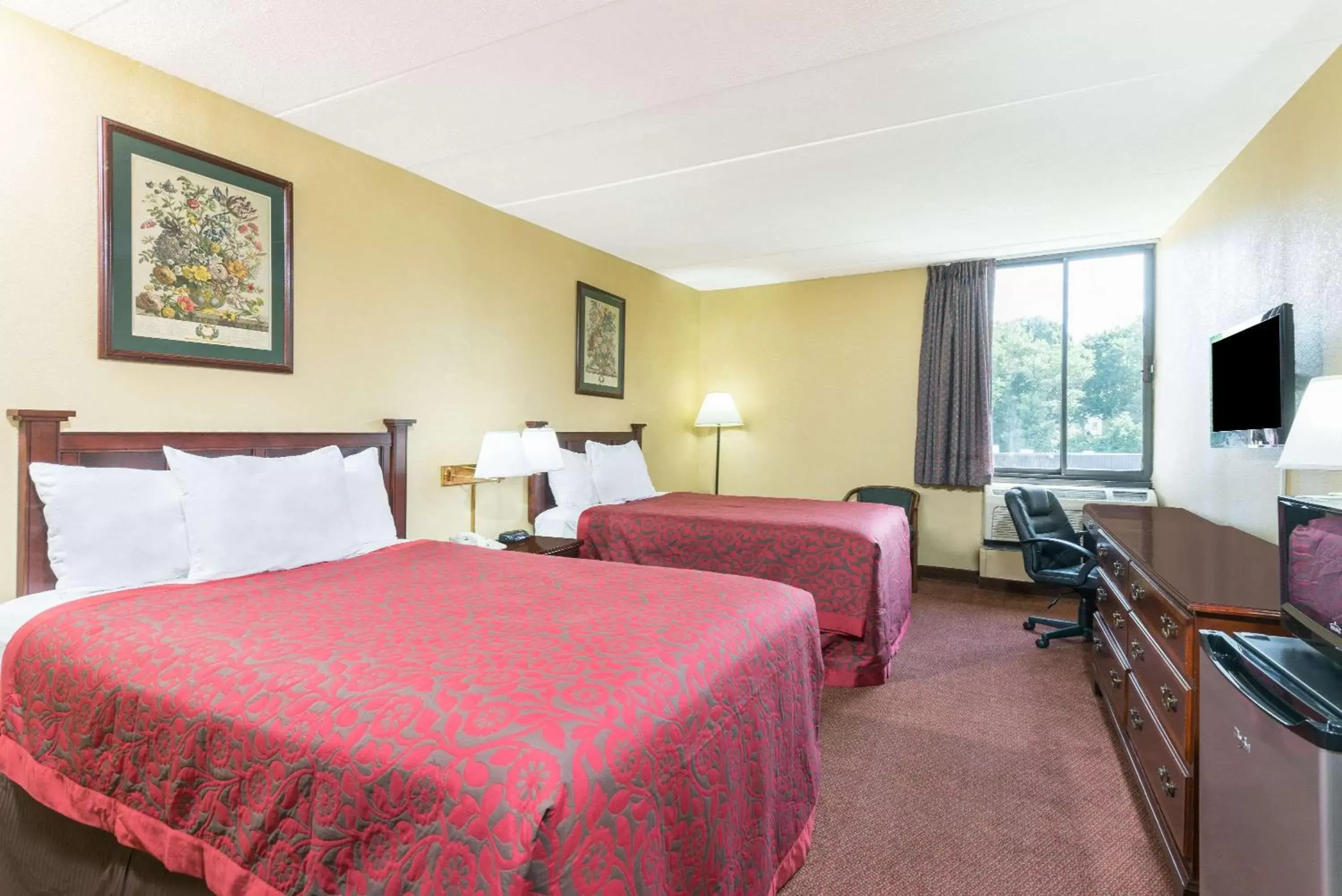 Photo of the whole room, Bed in Days Inn by Wyndham Hagerstown