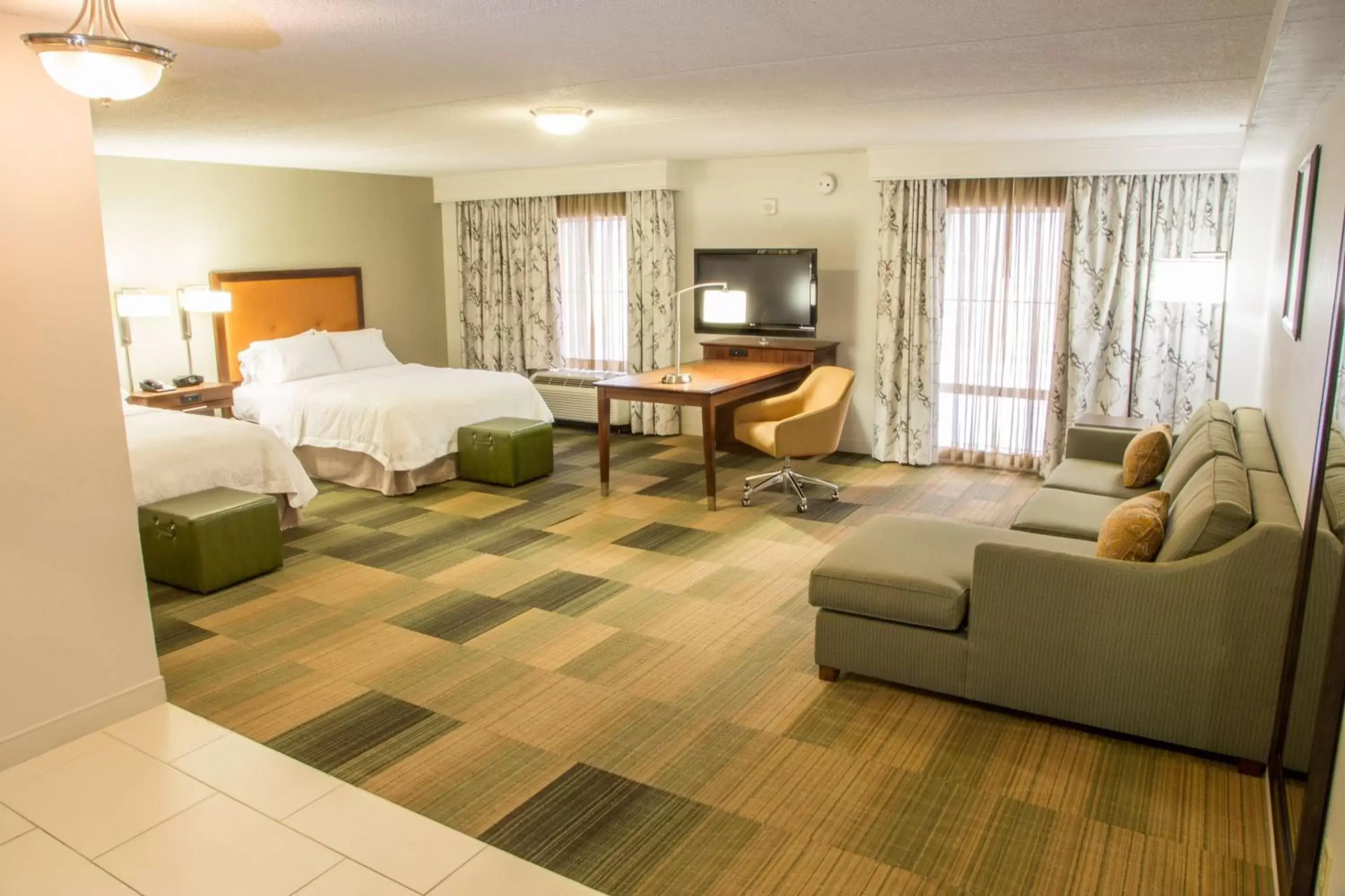 Bedroom in Hampton Inn & Suites Albany-Downtown