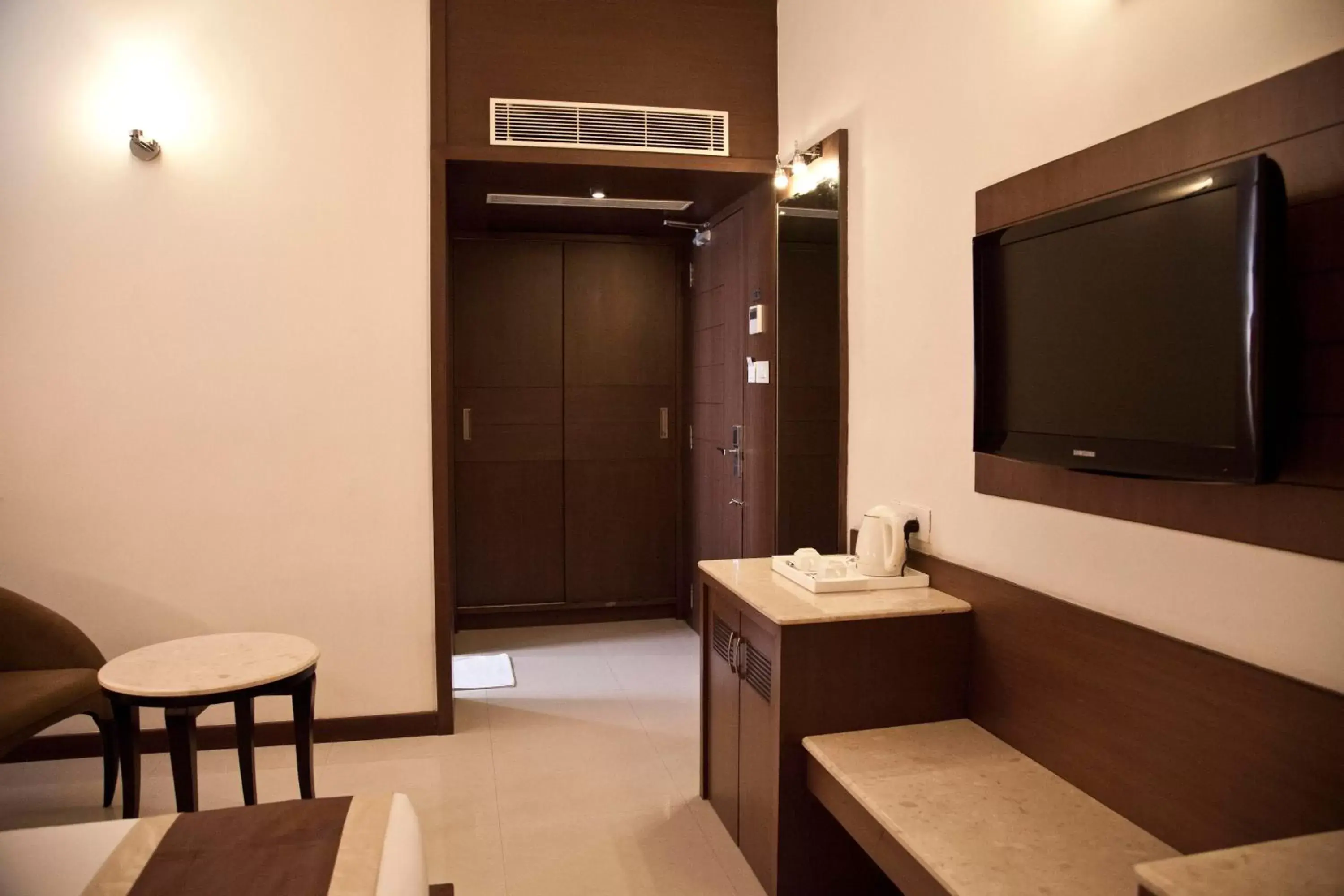 TV and multimedia, TV/Entertainment Center in Hotel Prince Gardens