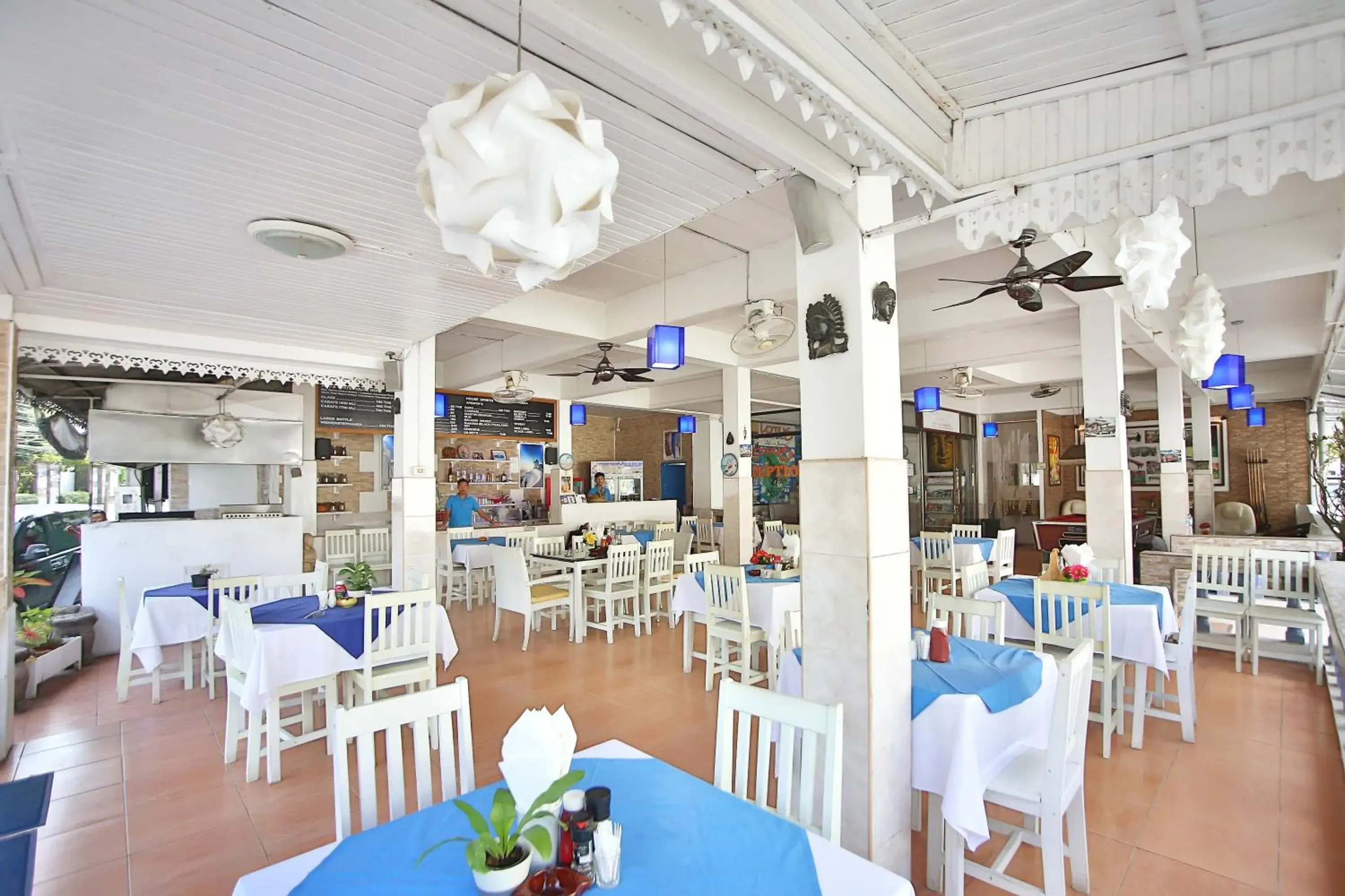 Restaurant/Places to Eat in Lotus Friendly Hotel