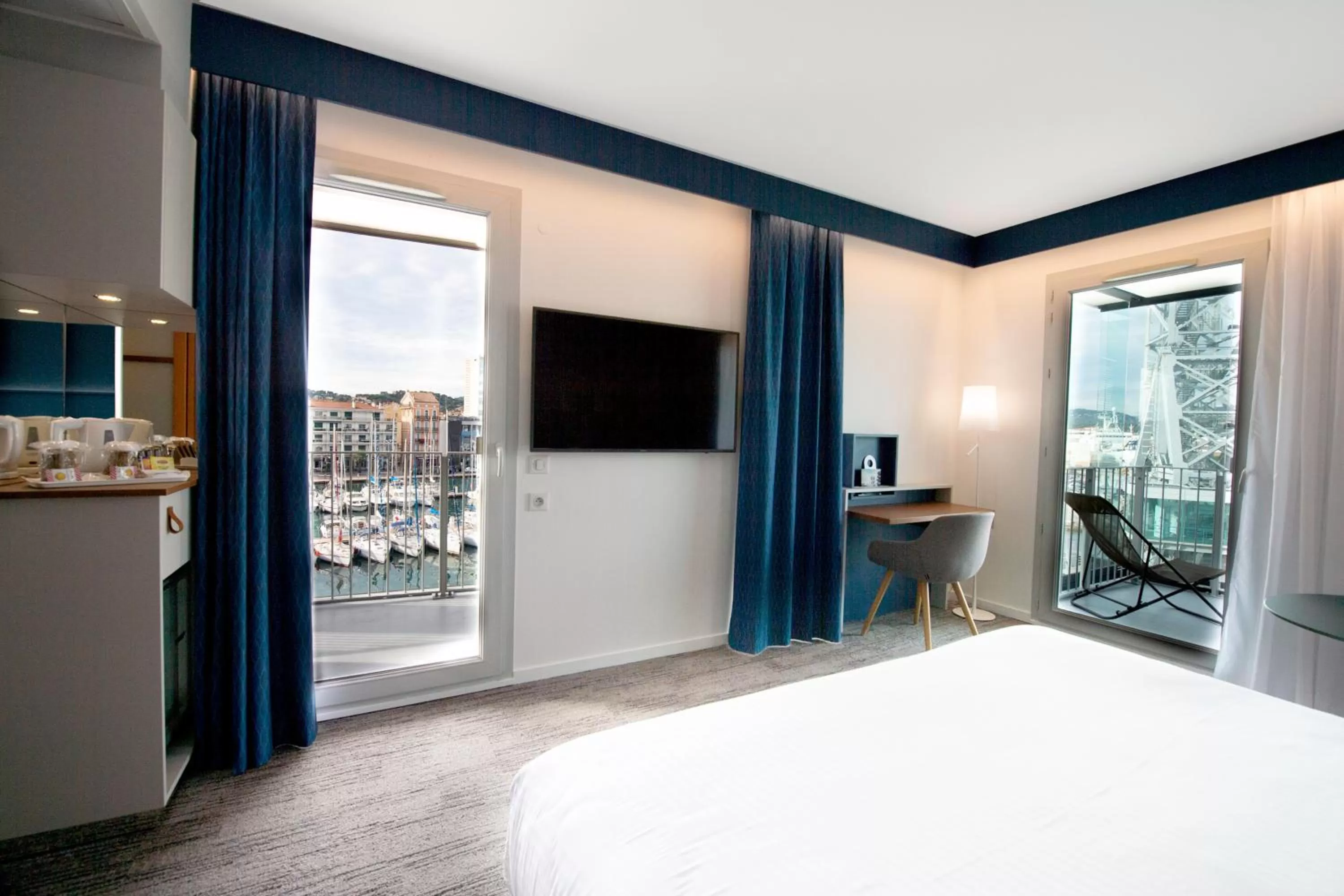 Sea view, Bed in Hôtel Mercure Toulon La Seyne-Sur-Mer