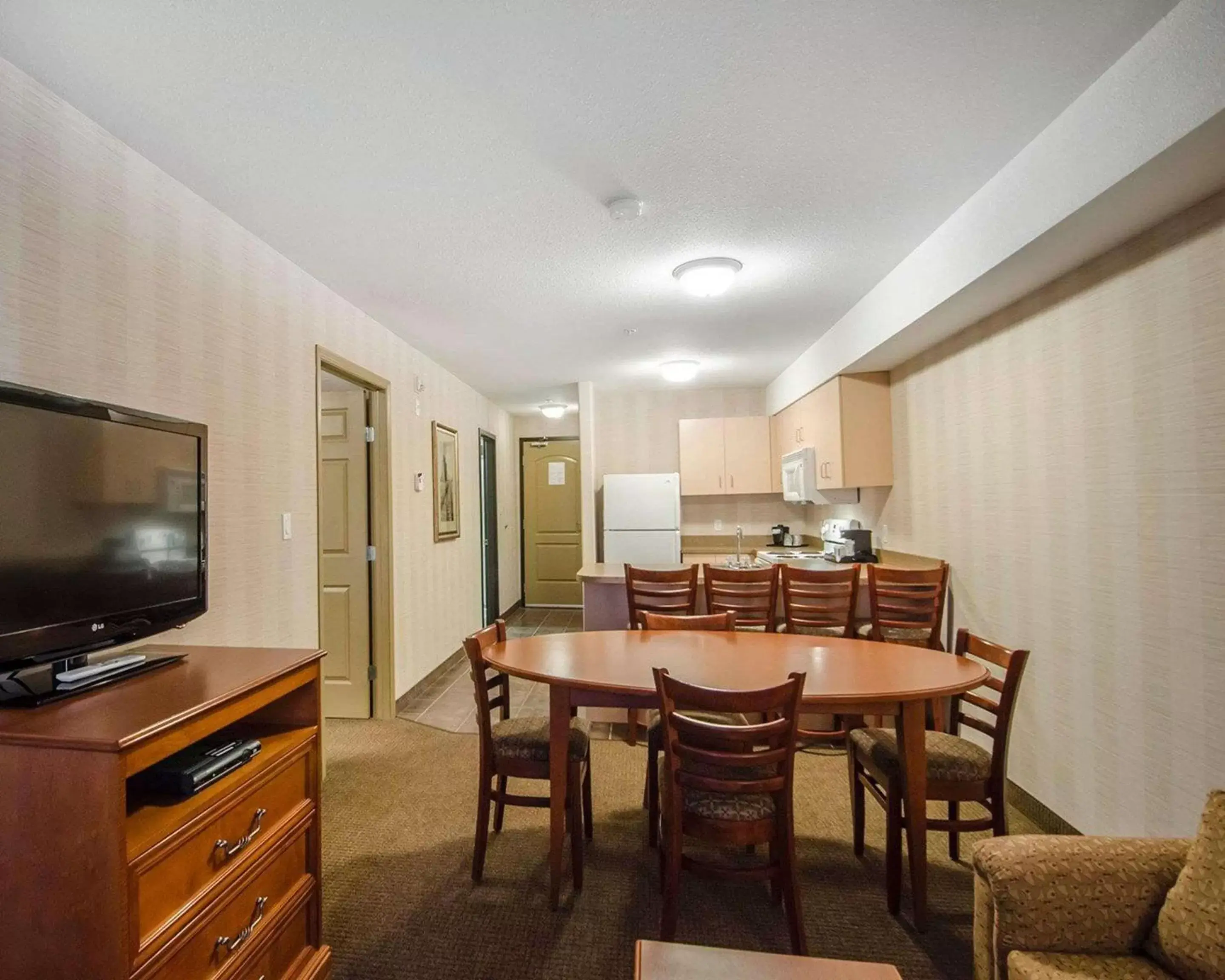 Photo of the whole room, Dining Area in Quality Inn & Suites Grand Prairie