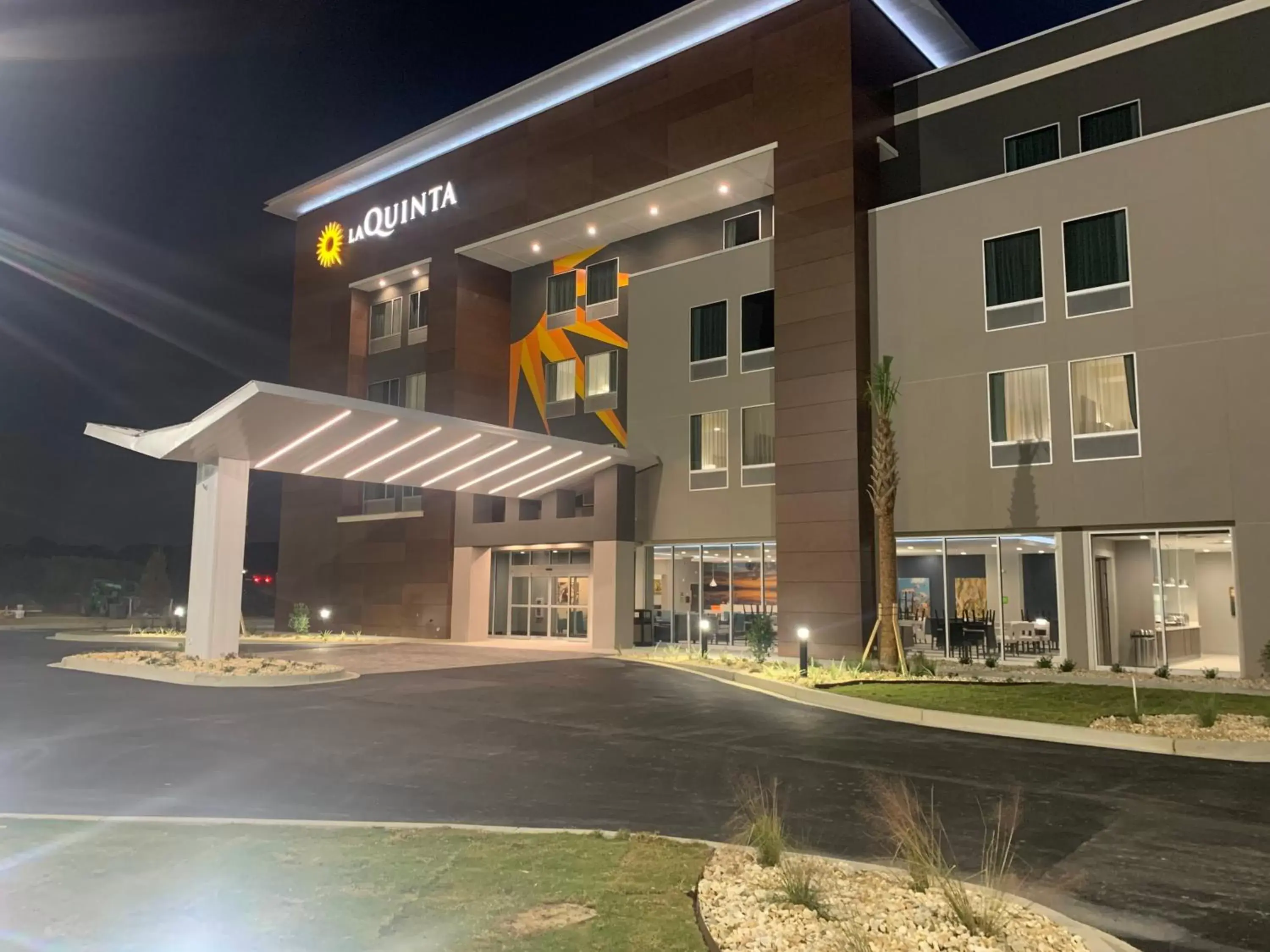 Property Building in La Quinta Inn & Suites by Wyndham Valdosta