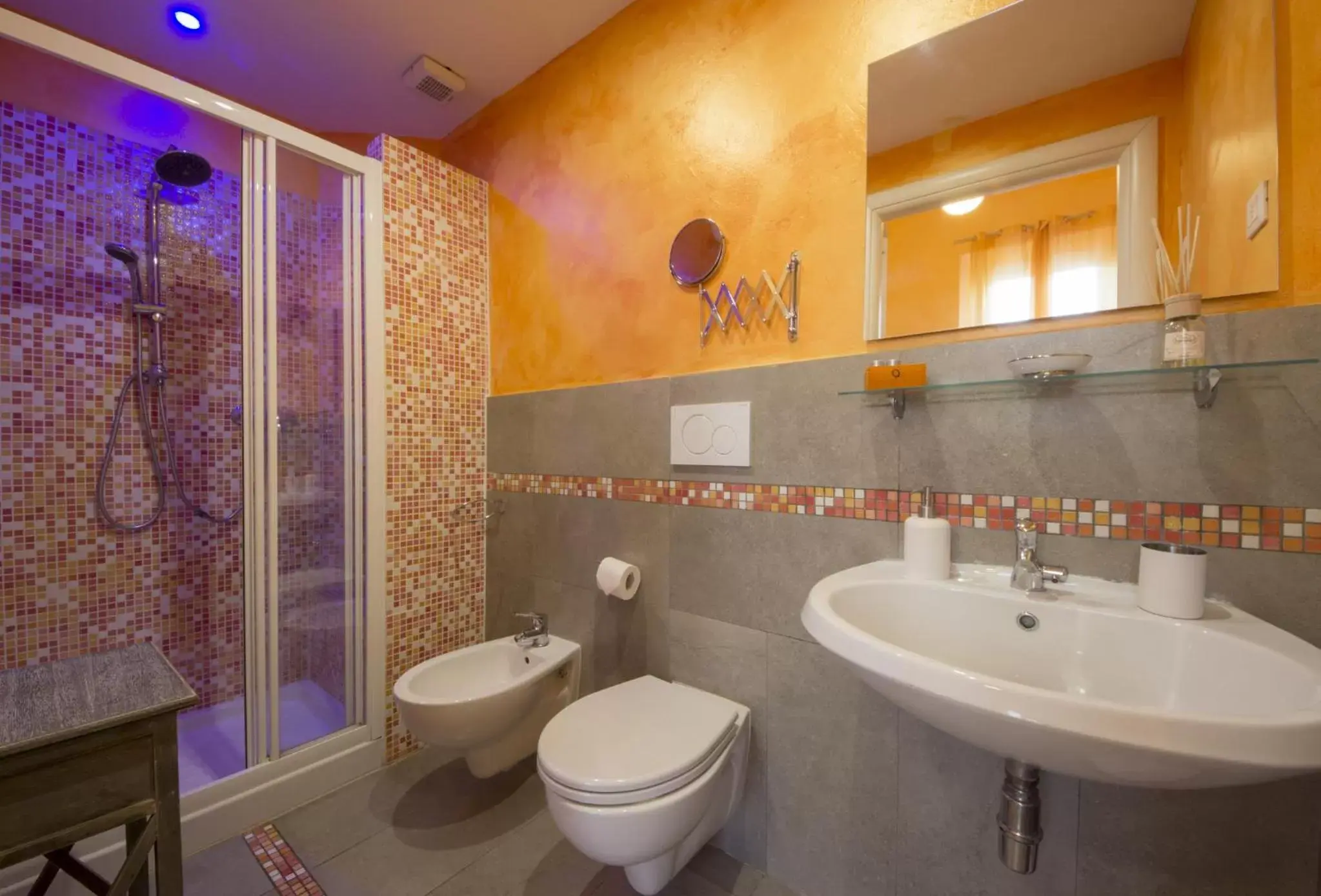 Bedroom, Bathroom in Ridolfi Guest House