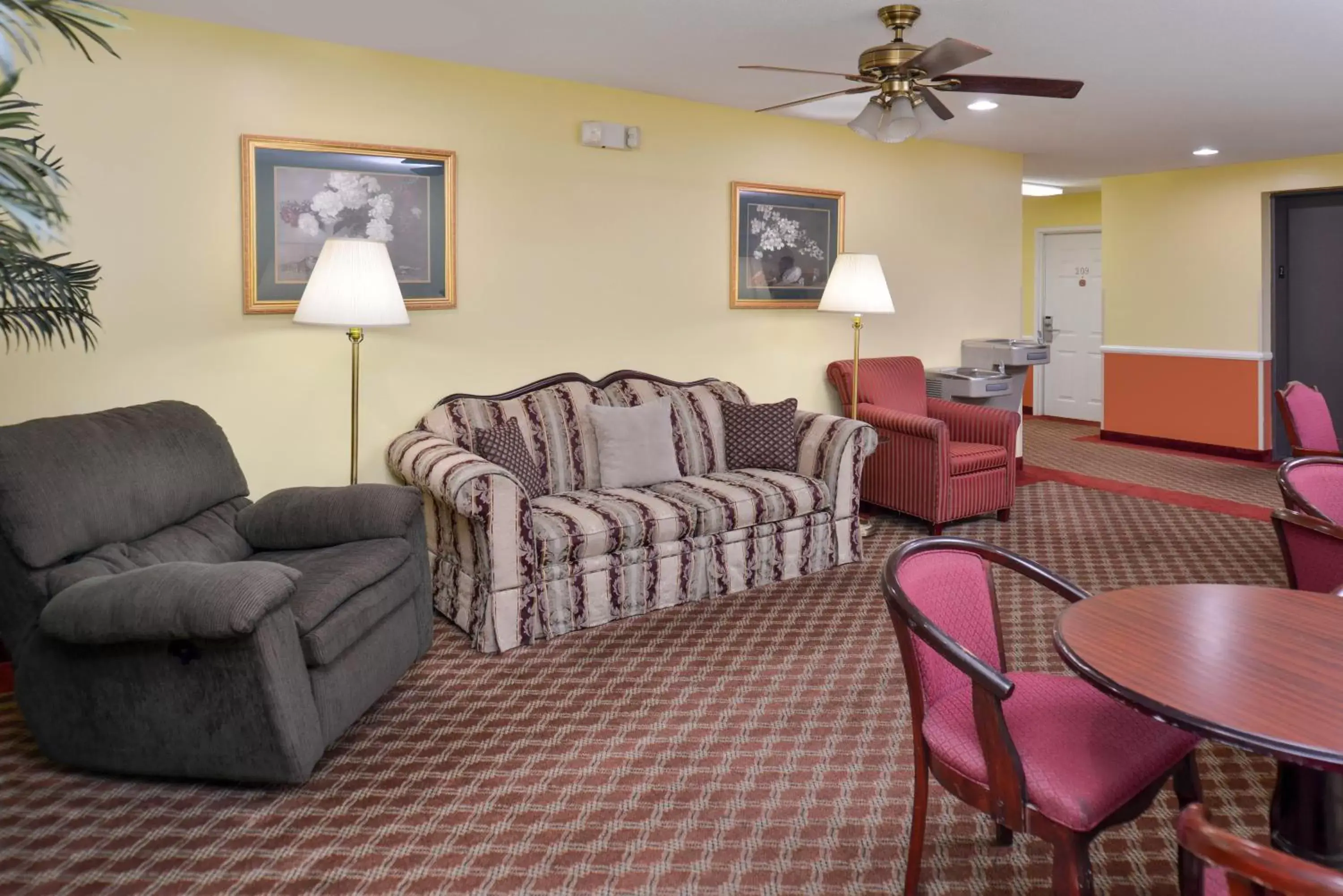 Area and facilities, Seating Area in Douglas Inn & Suites