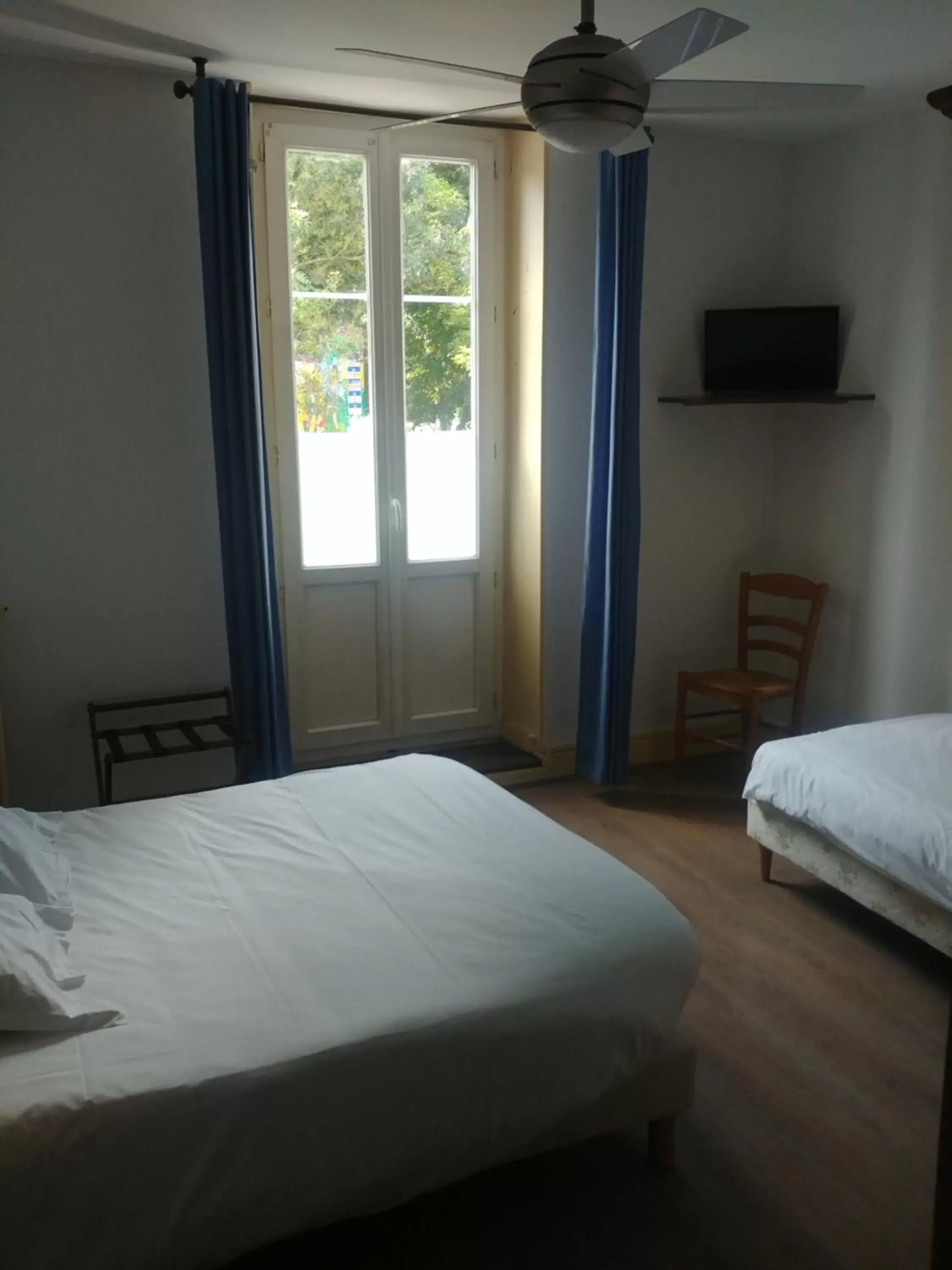 Toilet, Bed in Hôtel de Verdun