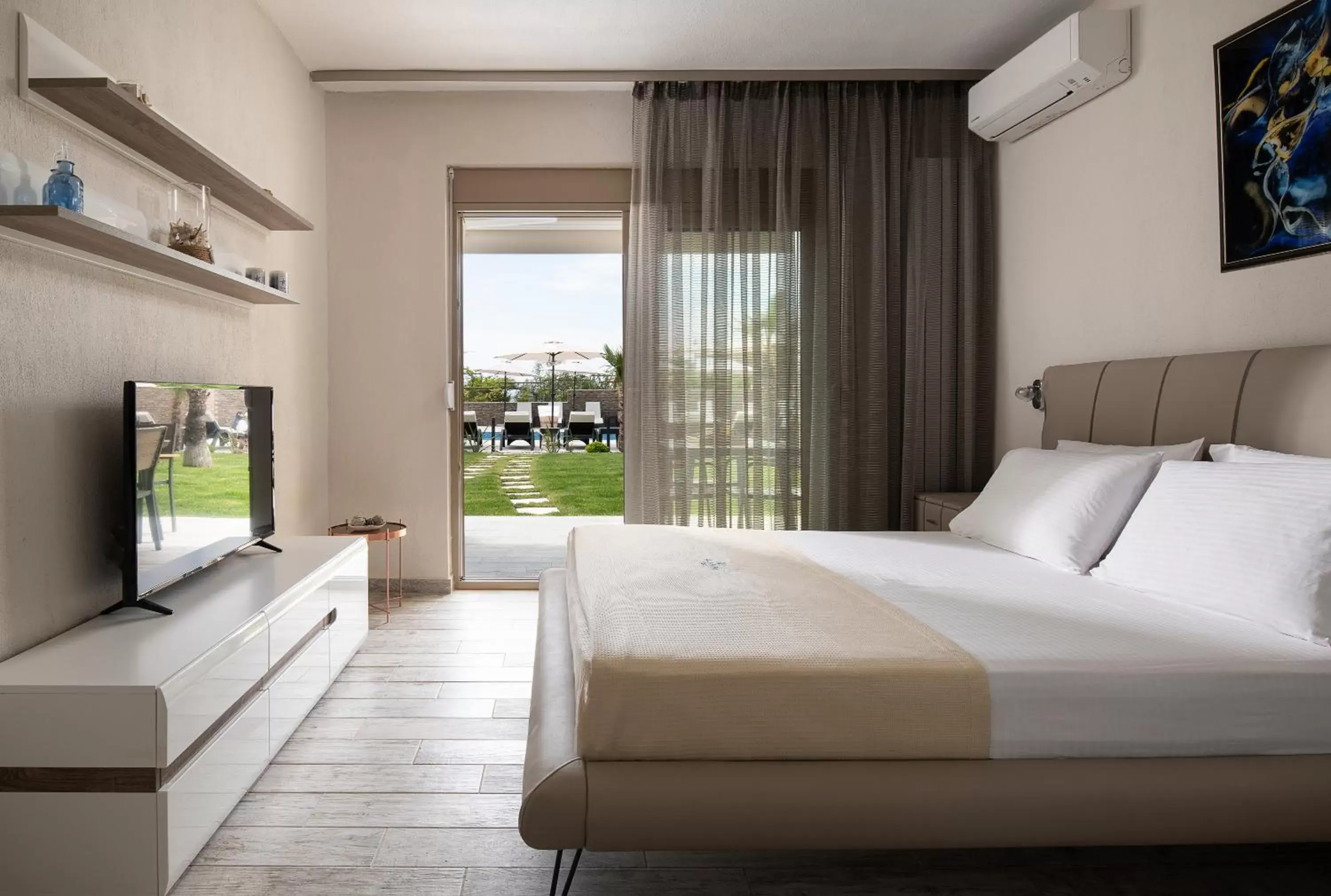 Double or Twin Room with Pool View in Villa Sara Double or Twin Room with Pool View in Villa Sara