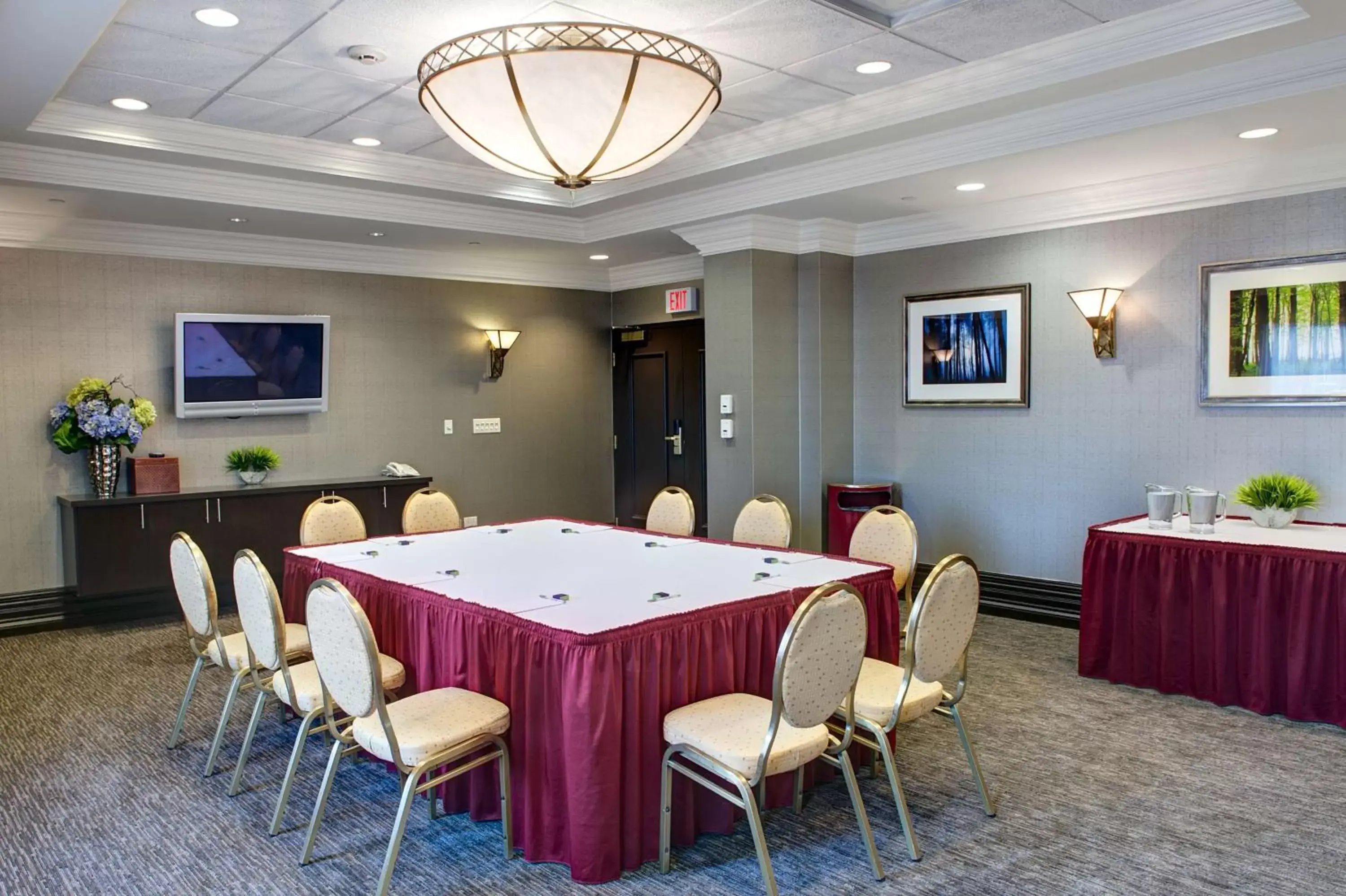 Meeting/conference room in Hampton Inn & Suites by Hilton Toronto Airport