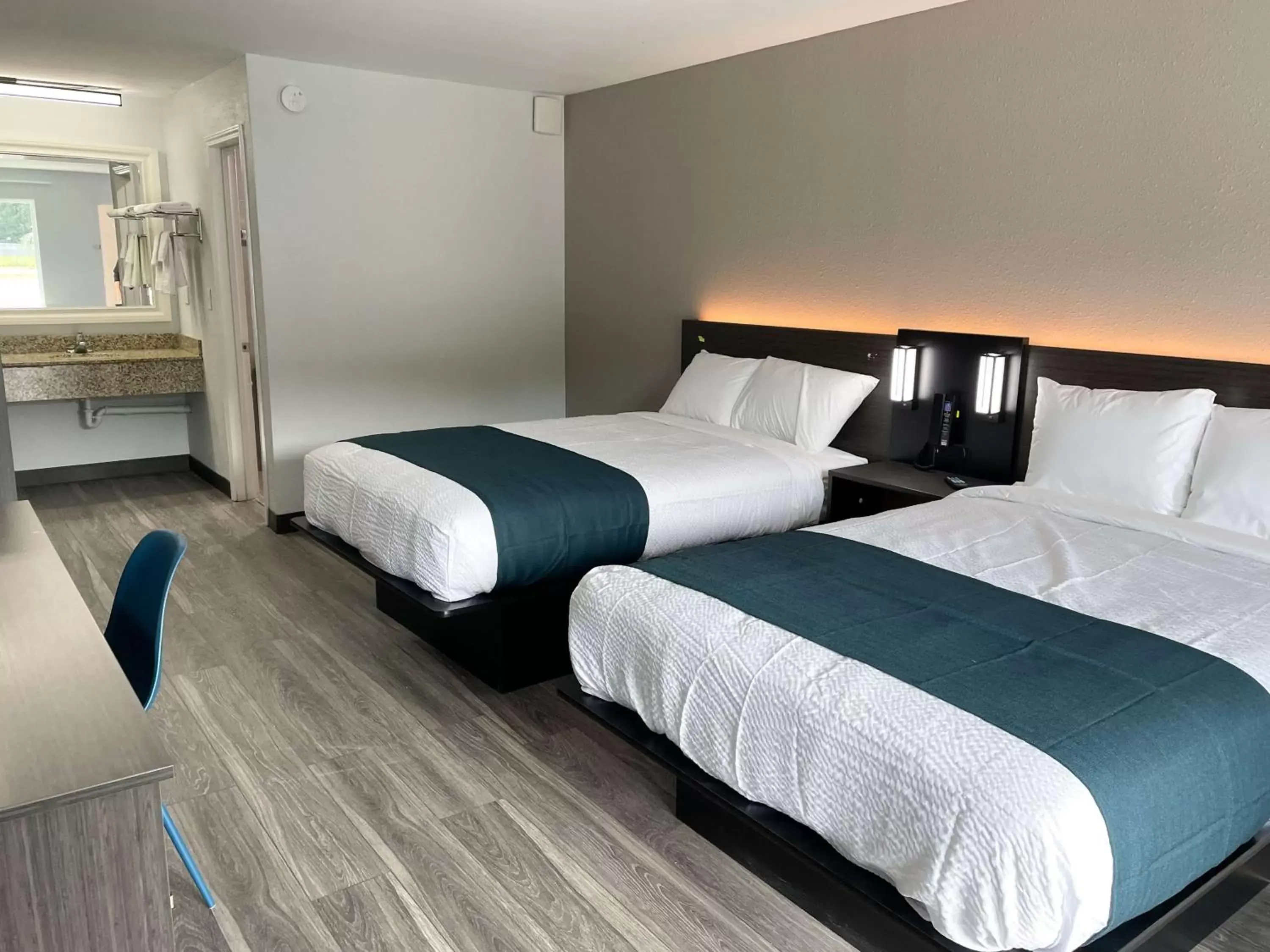 Deluxe Quadruple Room - Non-Smoking in Motel 6 West Columbia SC Airport Deluxe Quadruple Room - Non-Smoking in Motel 6 West Columbia SC Airport