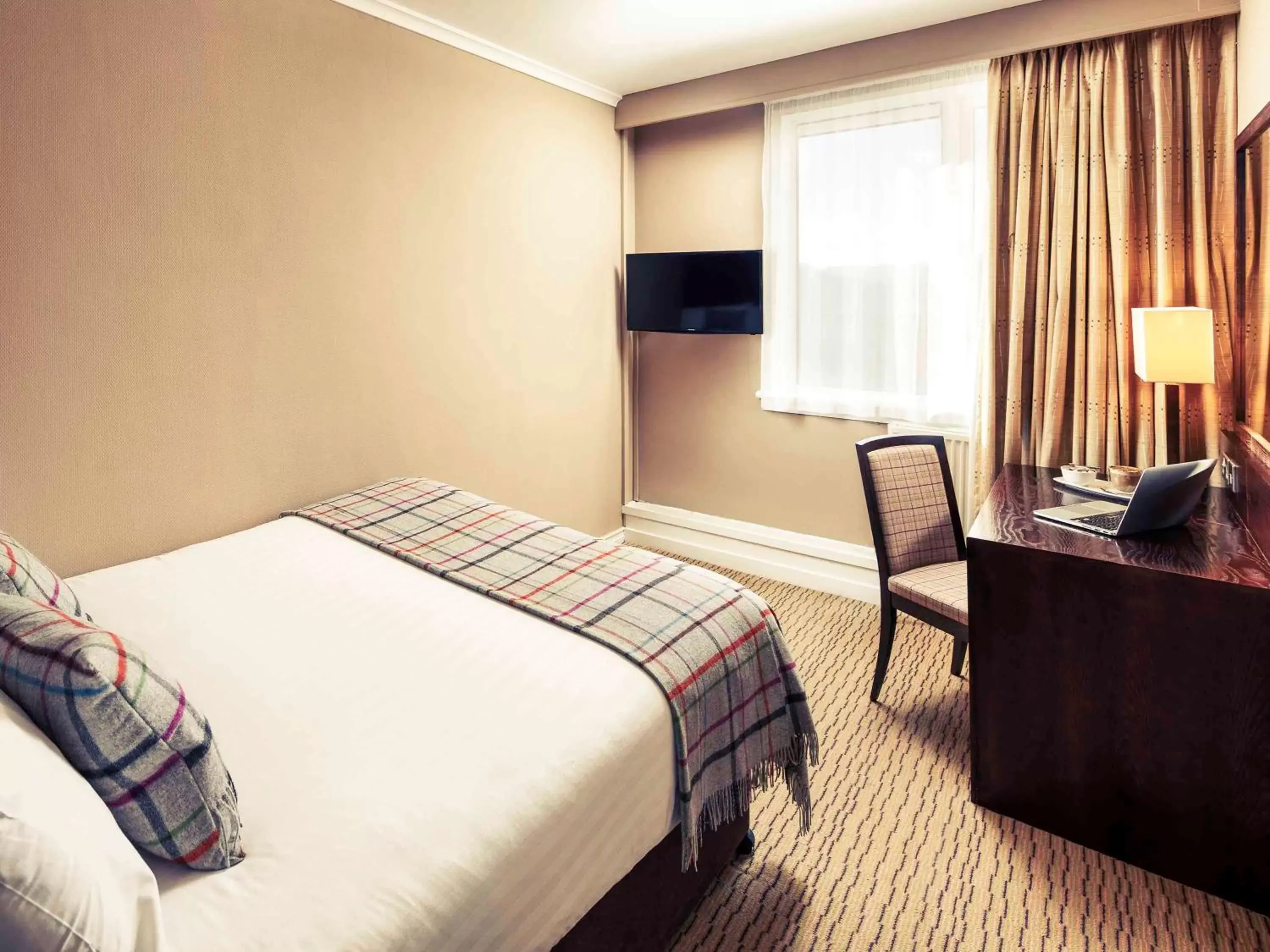 Photo of the whole room, Bed in Mercure Inverness Hotel