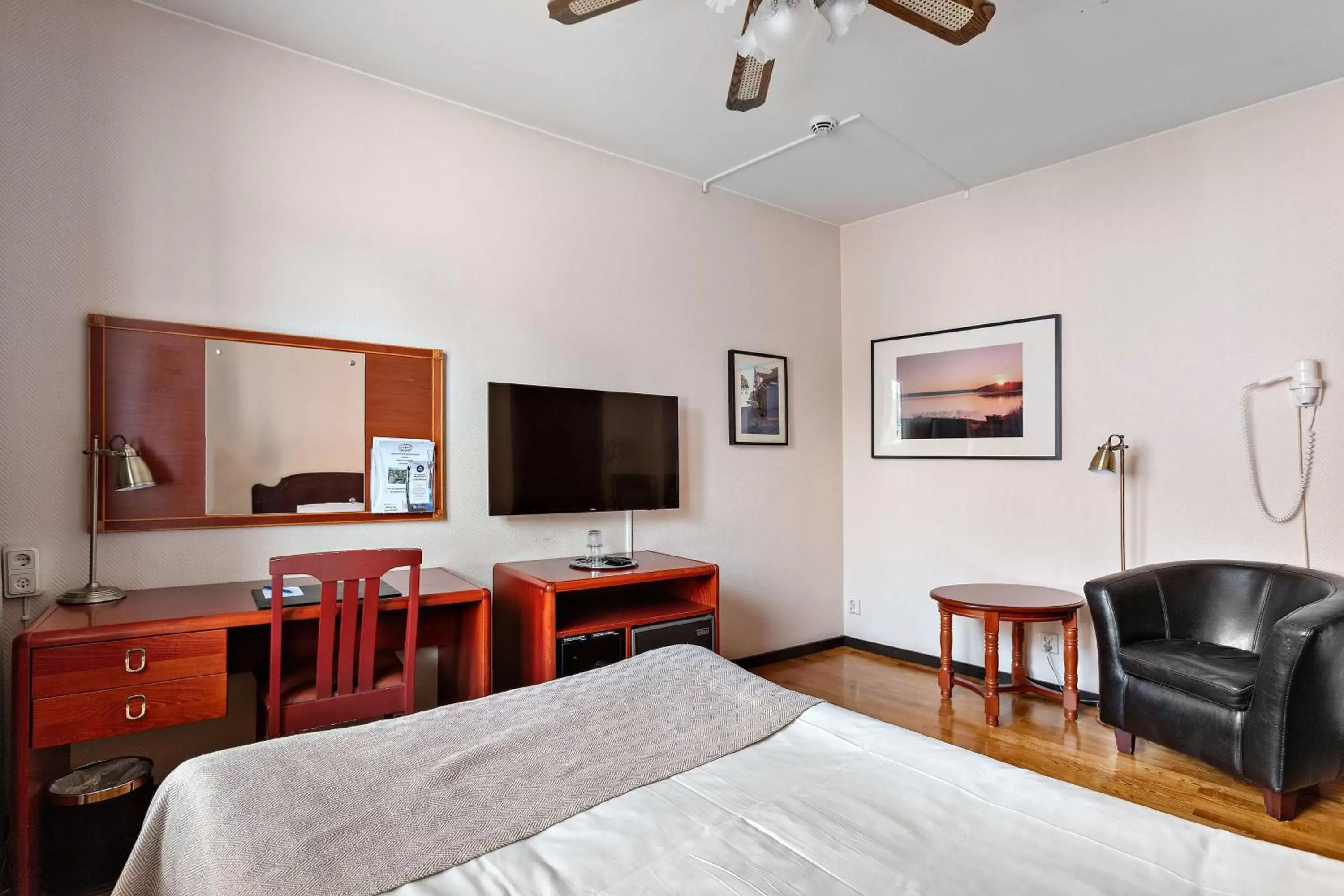 Bedroom, TV/Entertainment Center in Sure Hotel by Best Western Centralhotellet