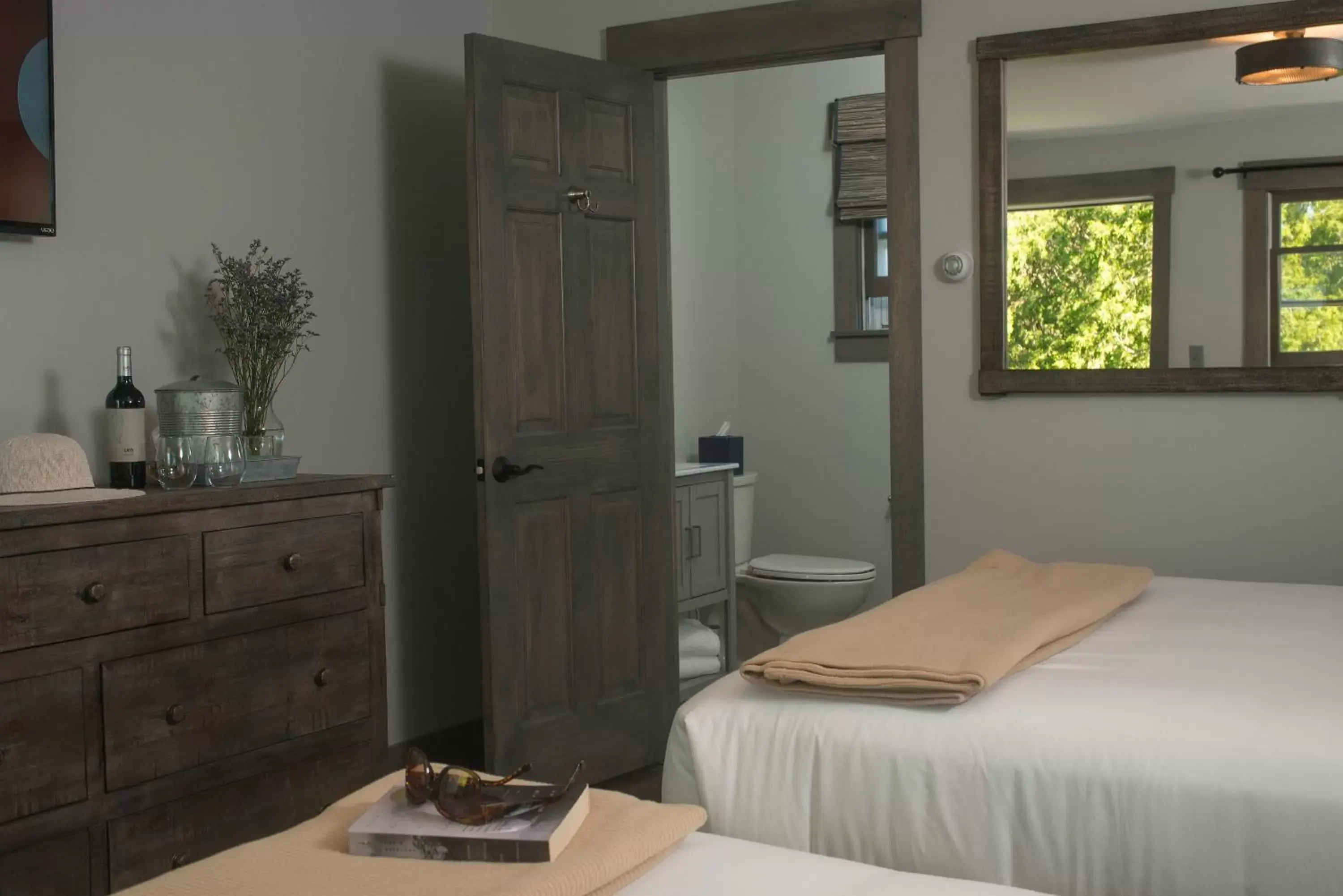 Bedroom, Bed in Lake Bomoseen Lodge