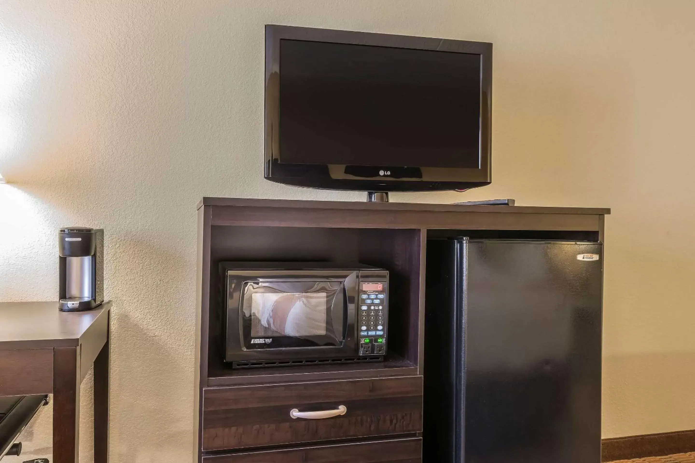 Photo of the whole room, TV/Entertainment Center in Quality Inn & Suites Harmarville