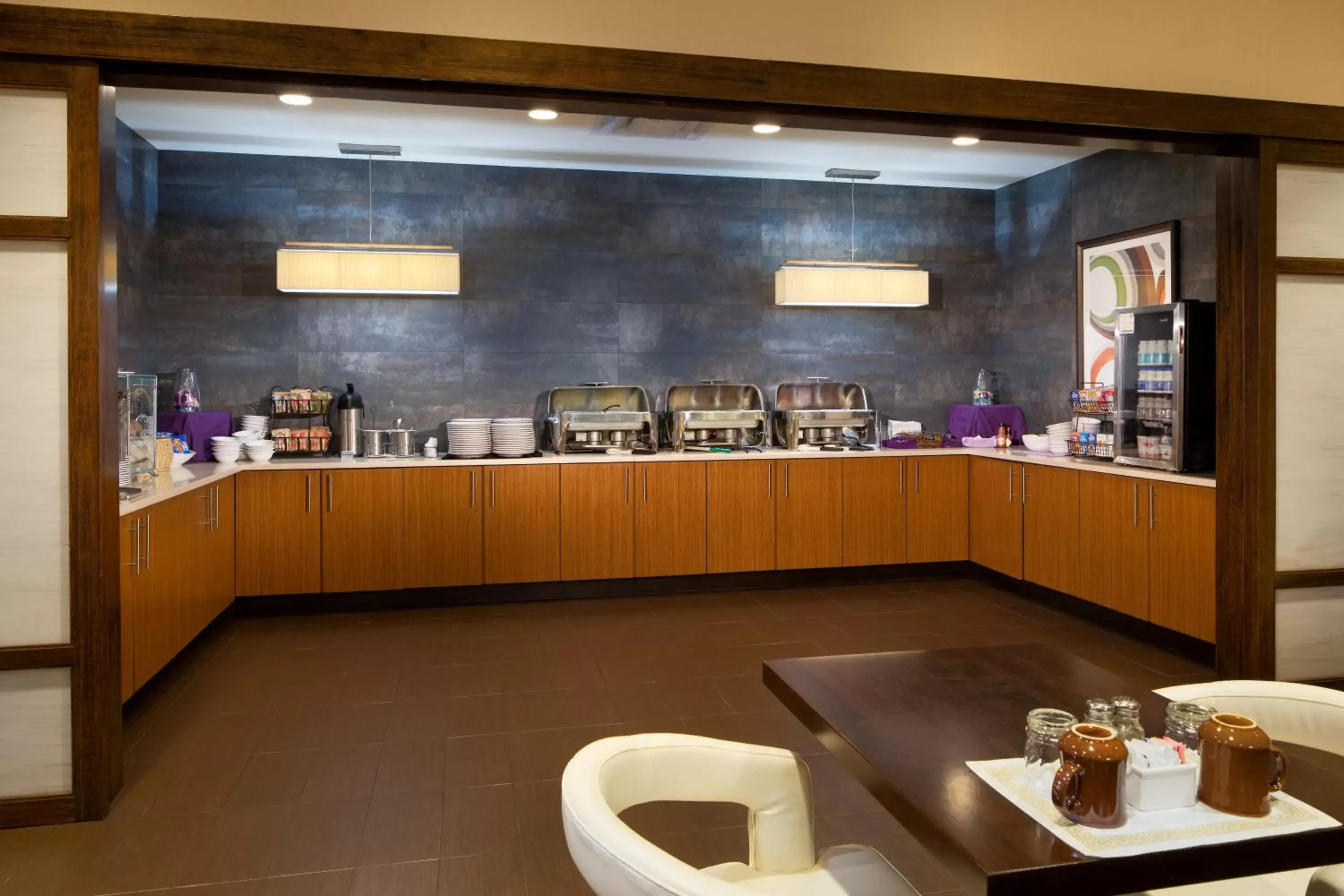 Restaurant/places to eat in Holiday Inn and Suites Charleston West by IHG Restaurant/places to eat in Holiday Inn and Suites Charleston West by IHG