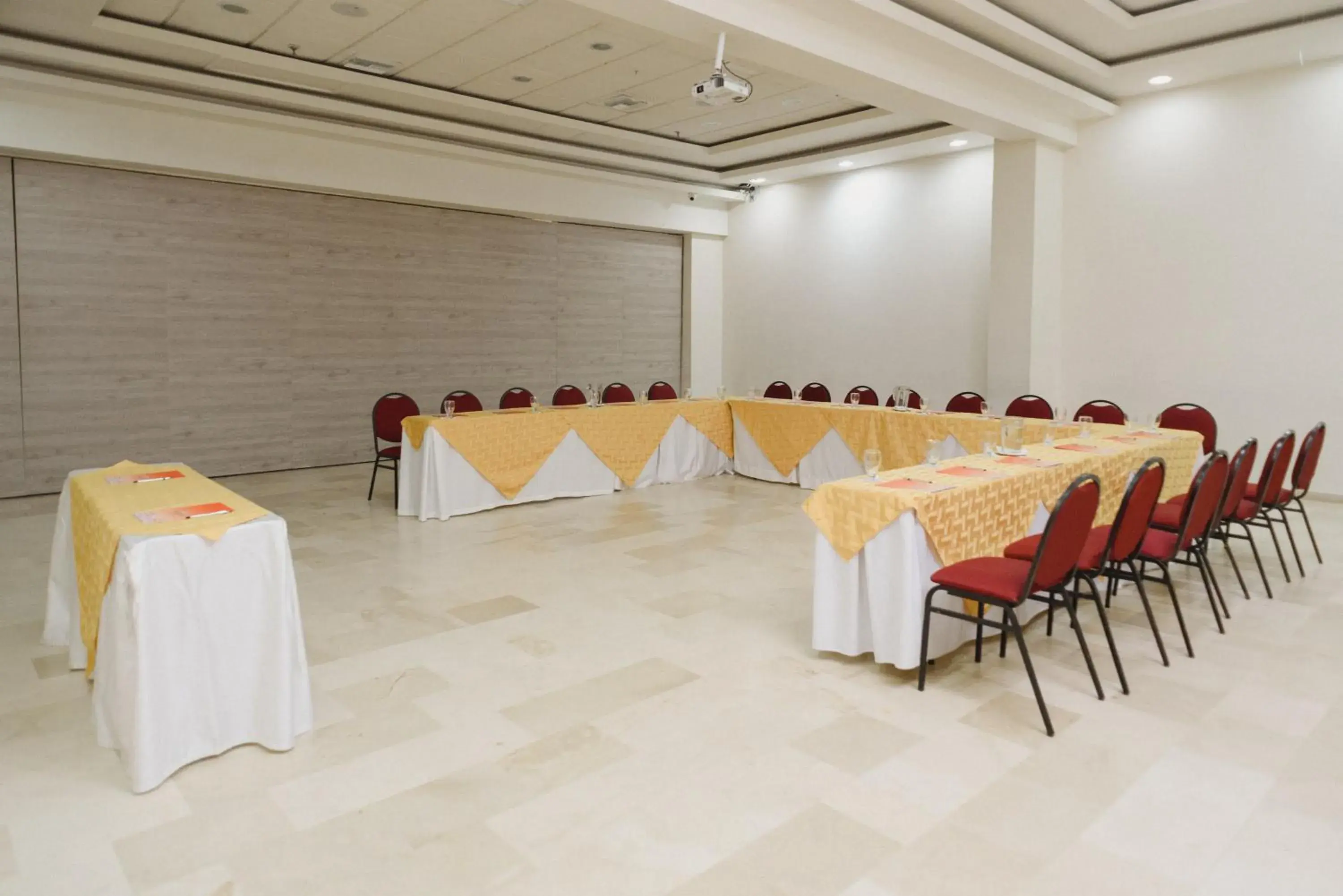 Meeting/conference room in Howard Johnson Hotel Versalles Barranquilla