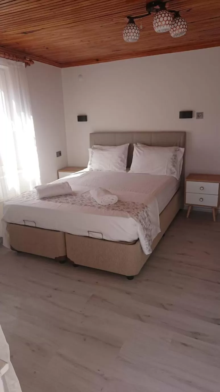 Day, Bed in Ali's Pension ada alis