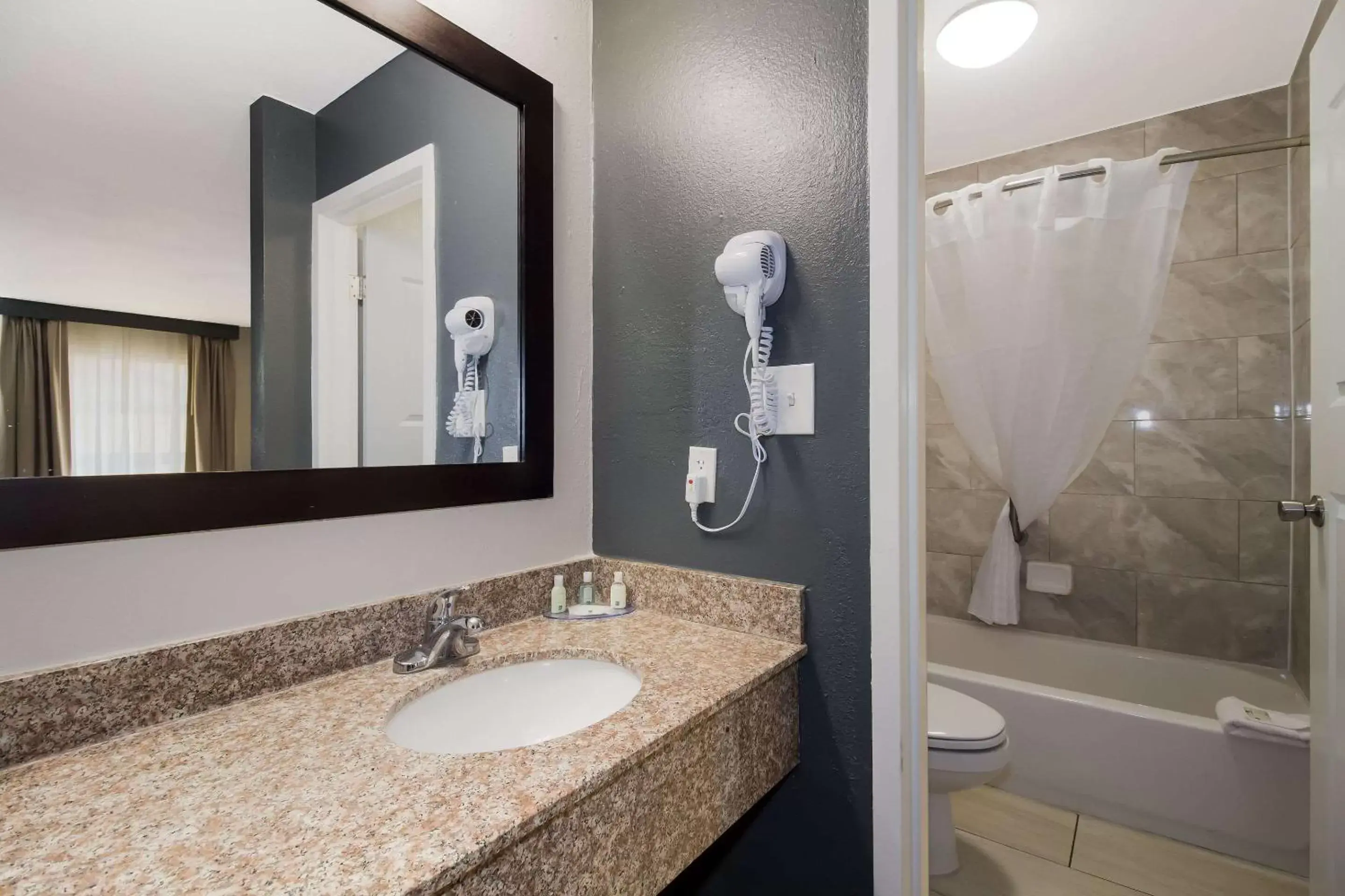 Bedroom in Quality Inn Coliseum Bedroom in Quality Inn Coliseum