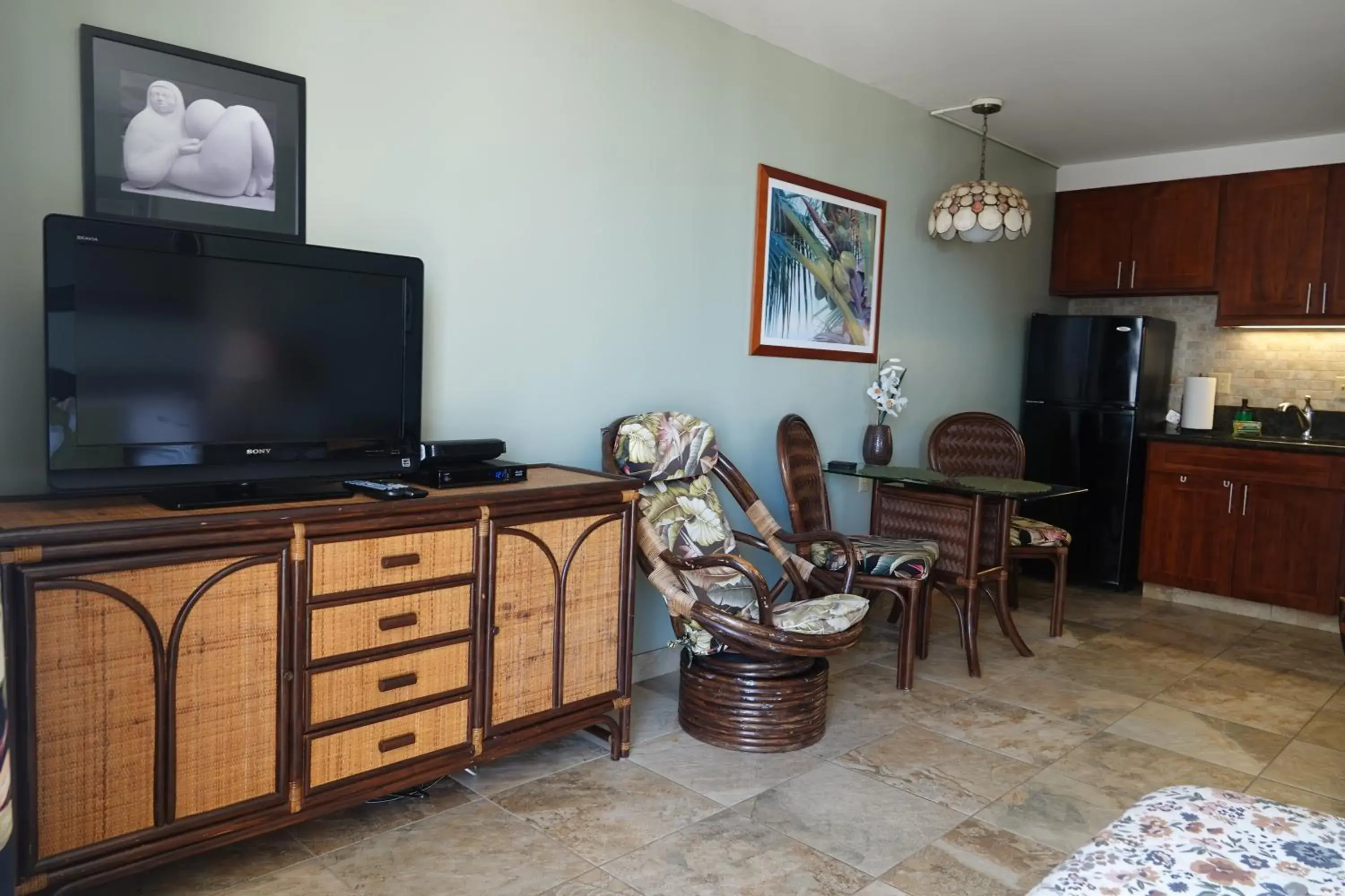 TV/Entertainment Center in Tropical Studios at Marine Surf Waikiki - FREE PARKING - BEST LOCATION - FULL KITCHEN - SWIMMING POOL