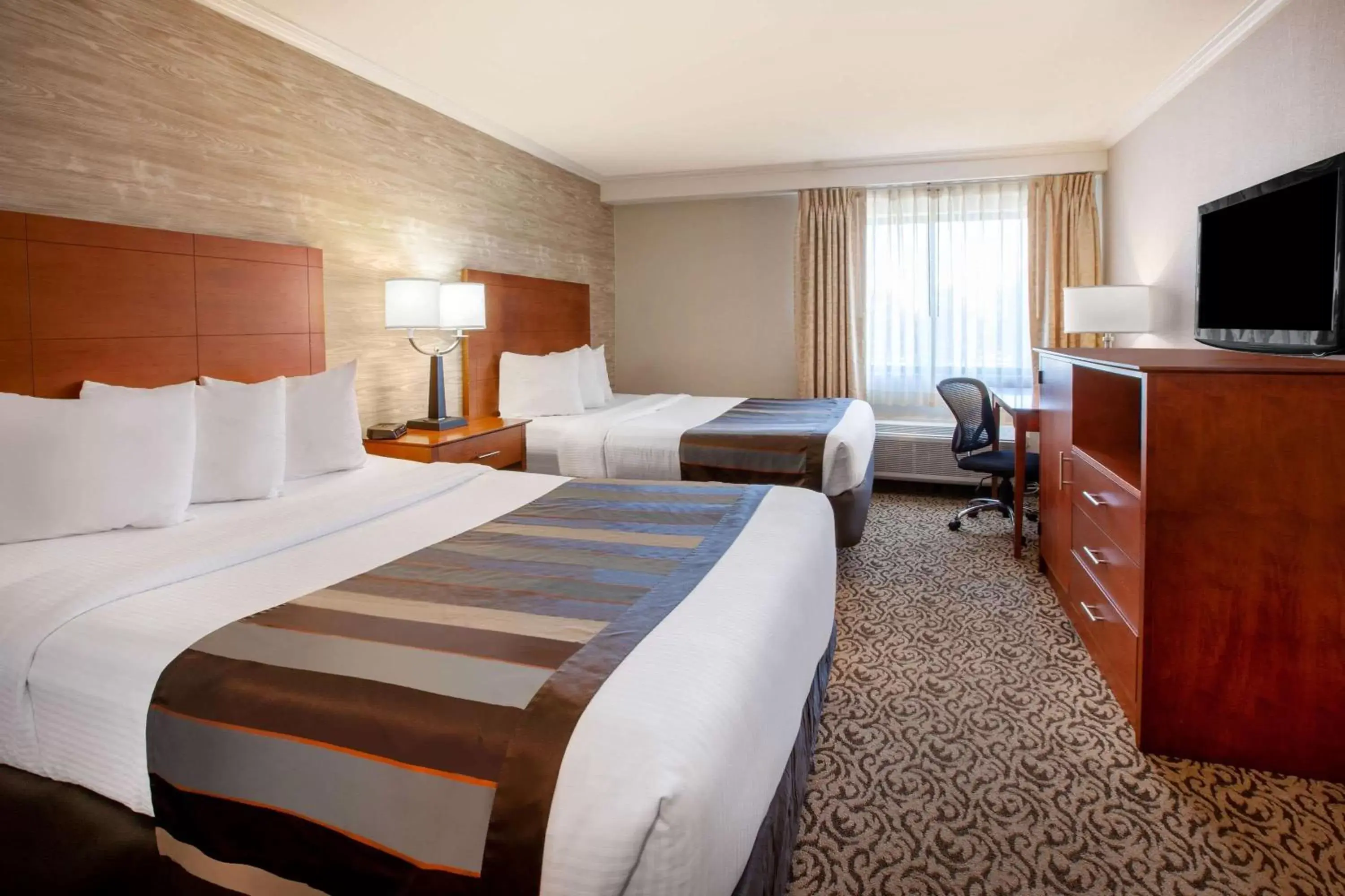 Photo of the whole room, Bed in Wingate by Wyndham Detroit Metro Airport