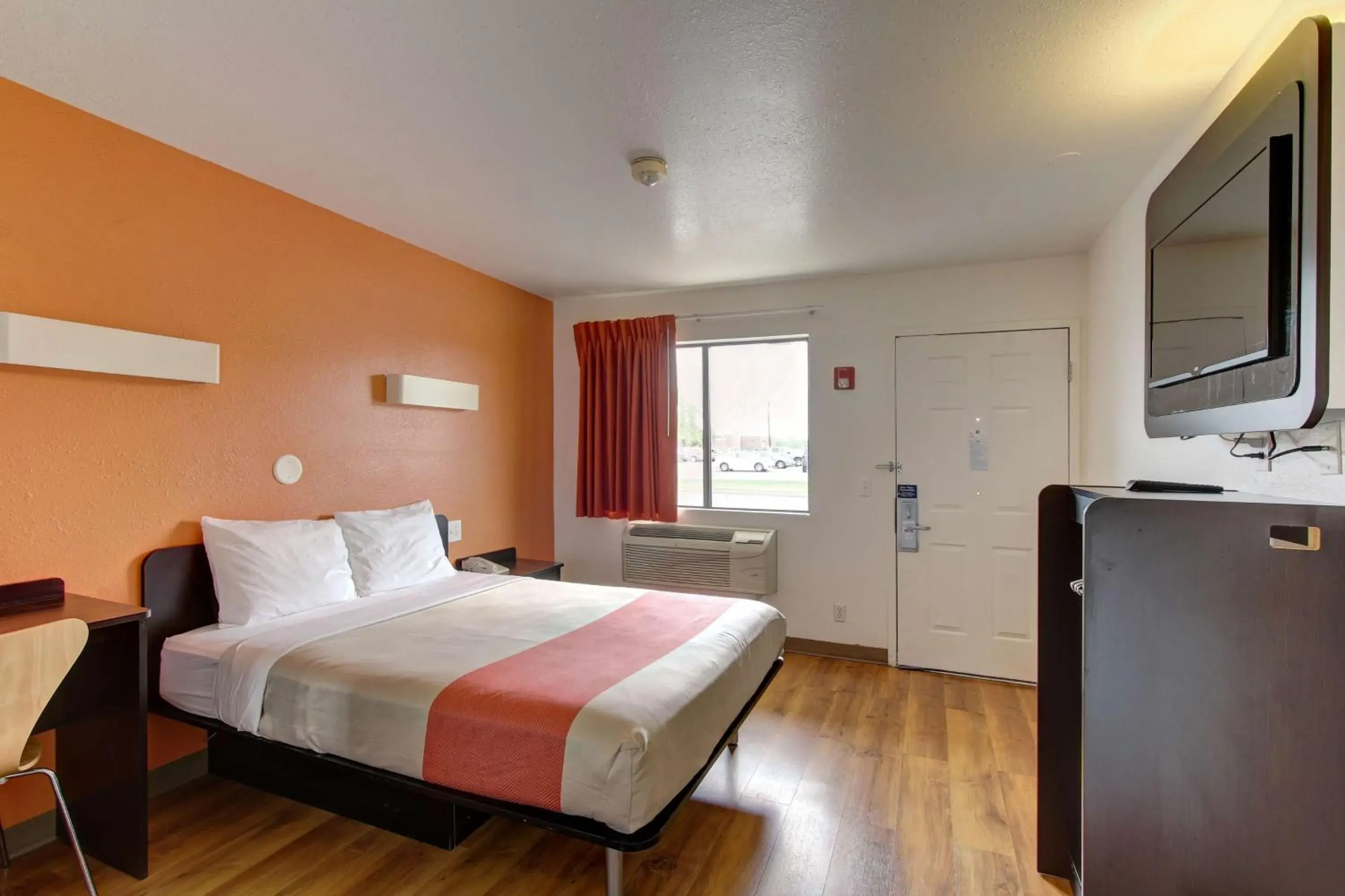 TV and multimedia, Room Photo in Motel 6-Amherst, OH - Cleveland West - Lorain