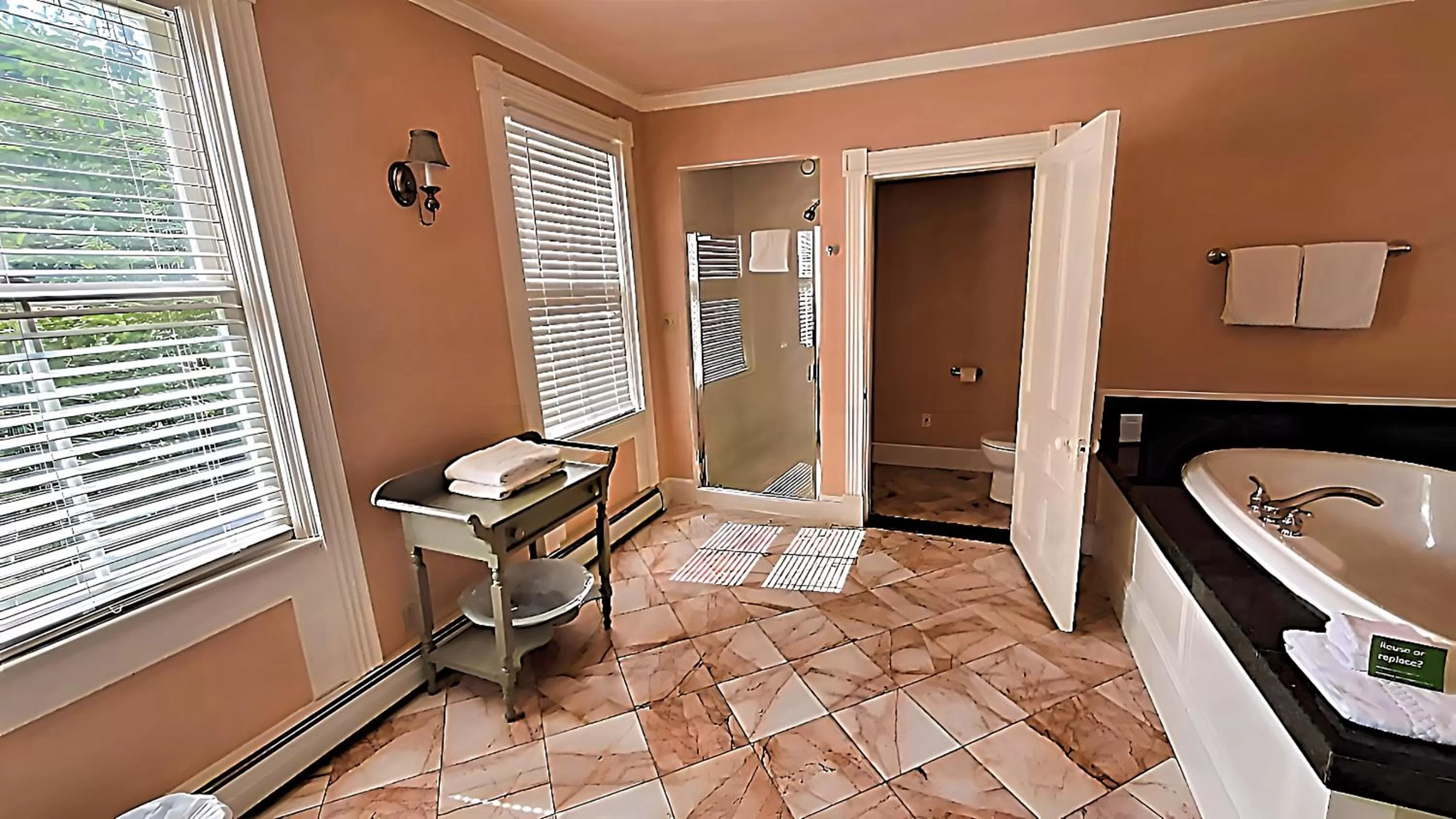 Shower in Four Columns Inn