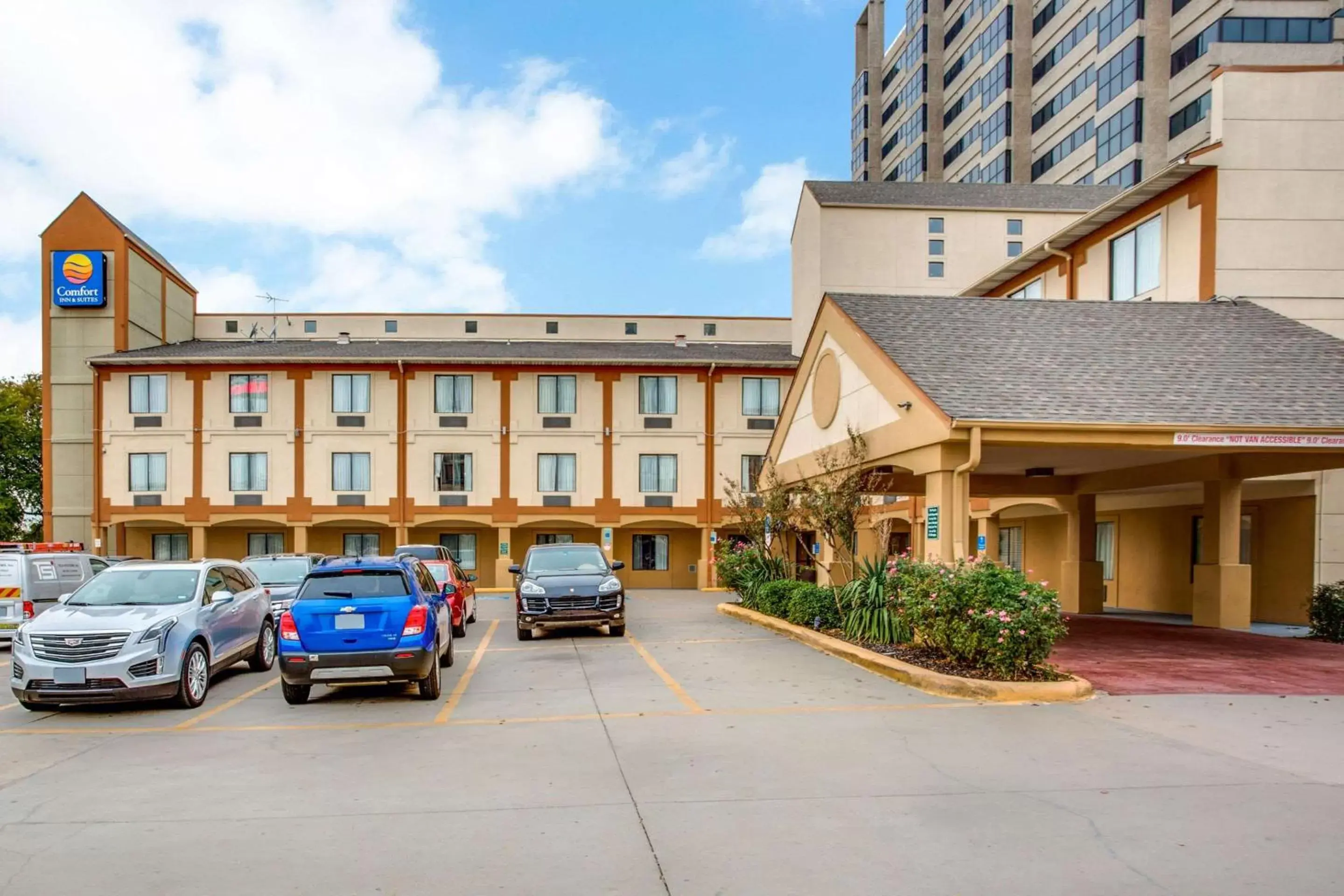 Property building in Comfort Inn & Suites Love Field-Dallas Market Center Property building in Comfort Inn & Suites Love Field-Dallas Market Center