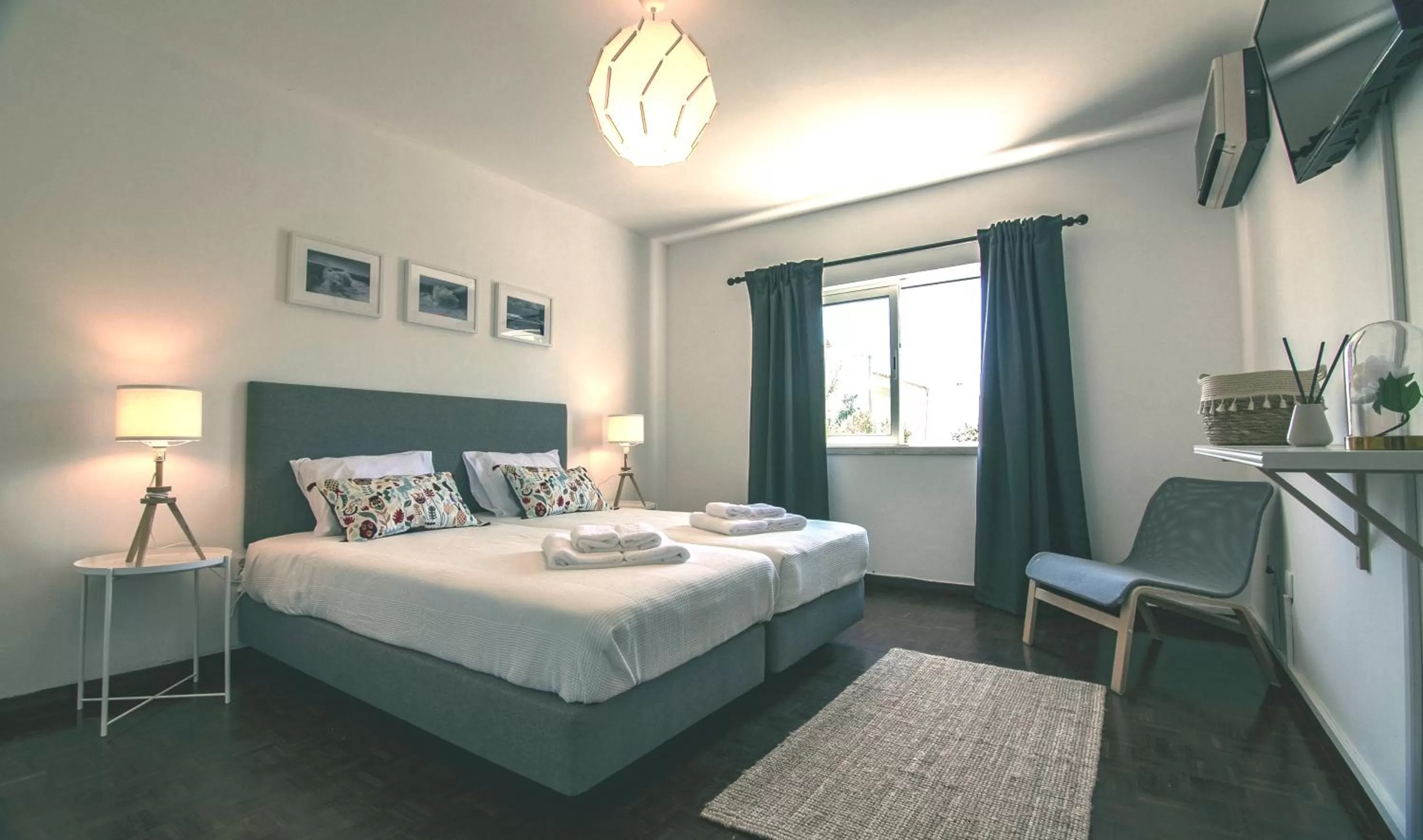 Bed in Pine House - Faro Airport, Beach and City Center
