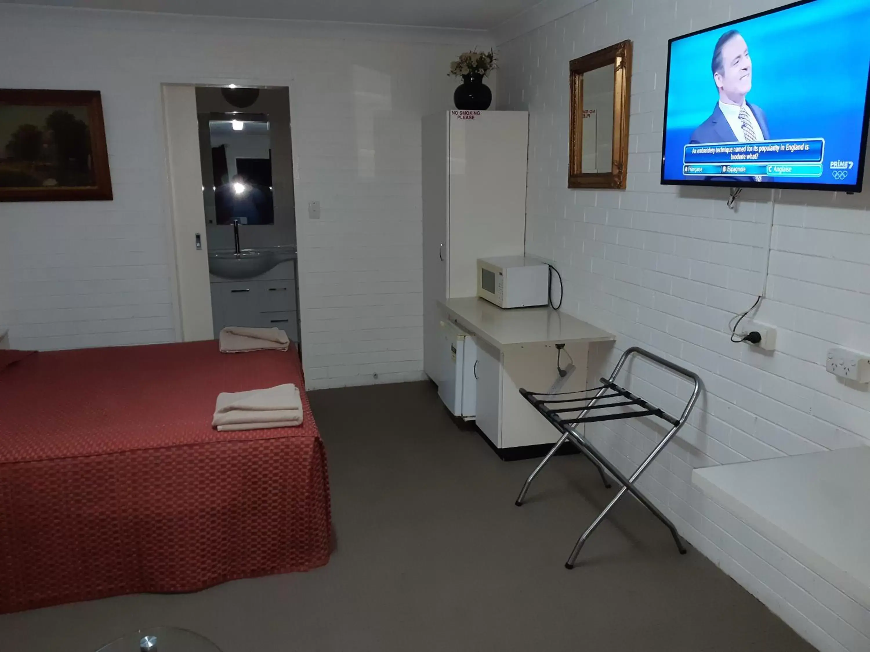 TV/Entertainment Center in Colonial Inn Motel