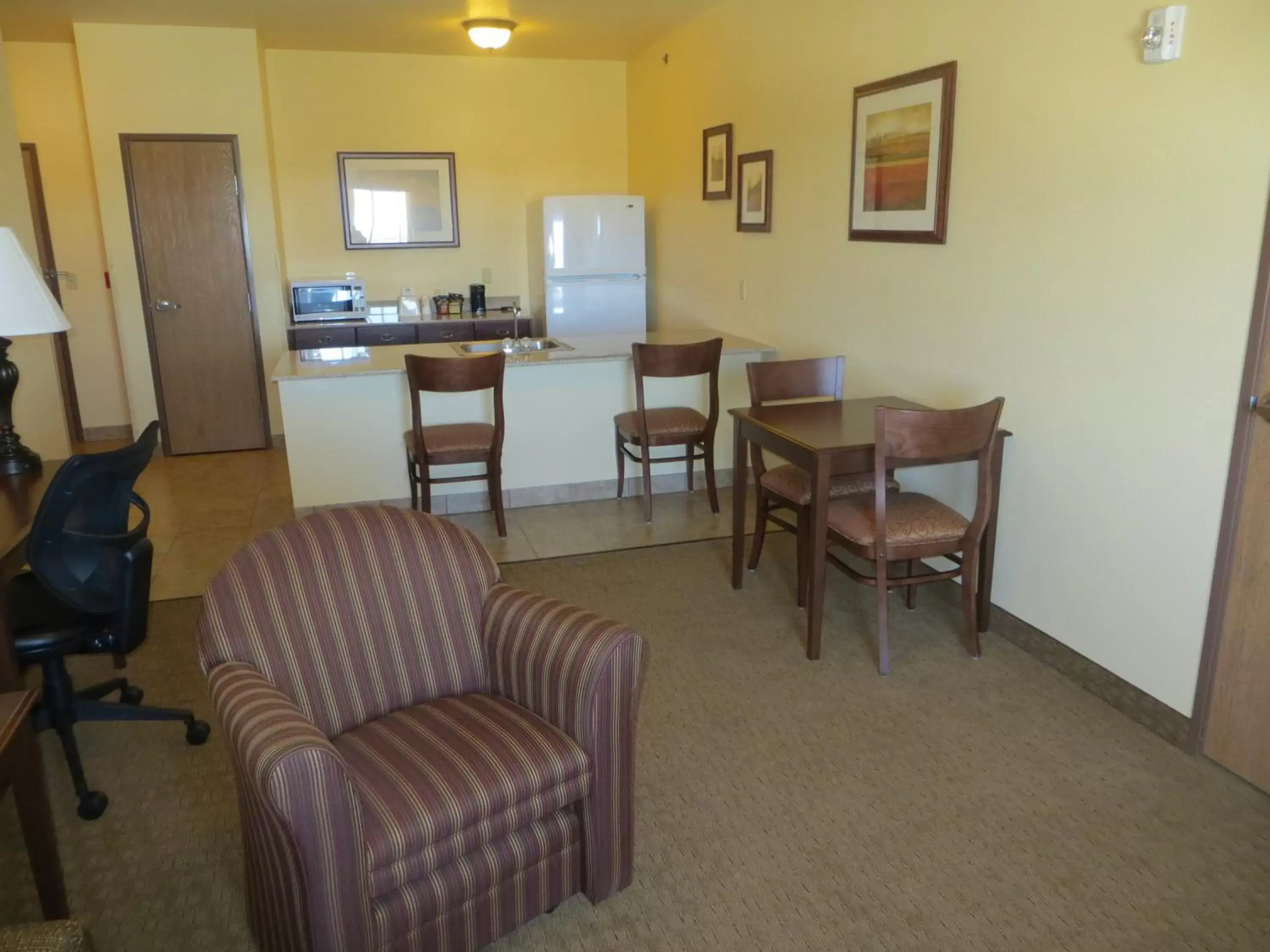 Kitchen or kitchenette, Seating Area in Days Inn by Wyndham Ellis