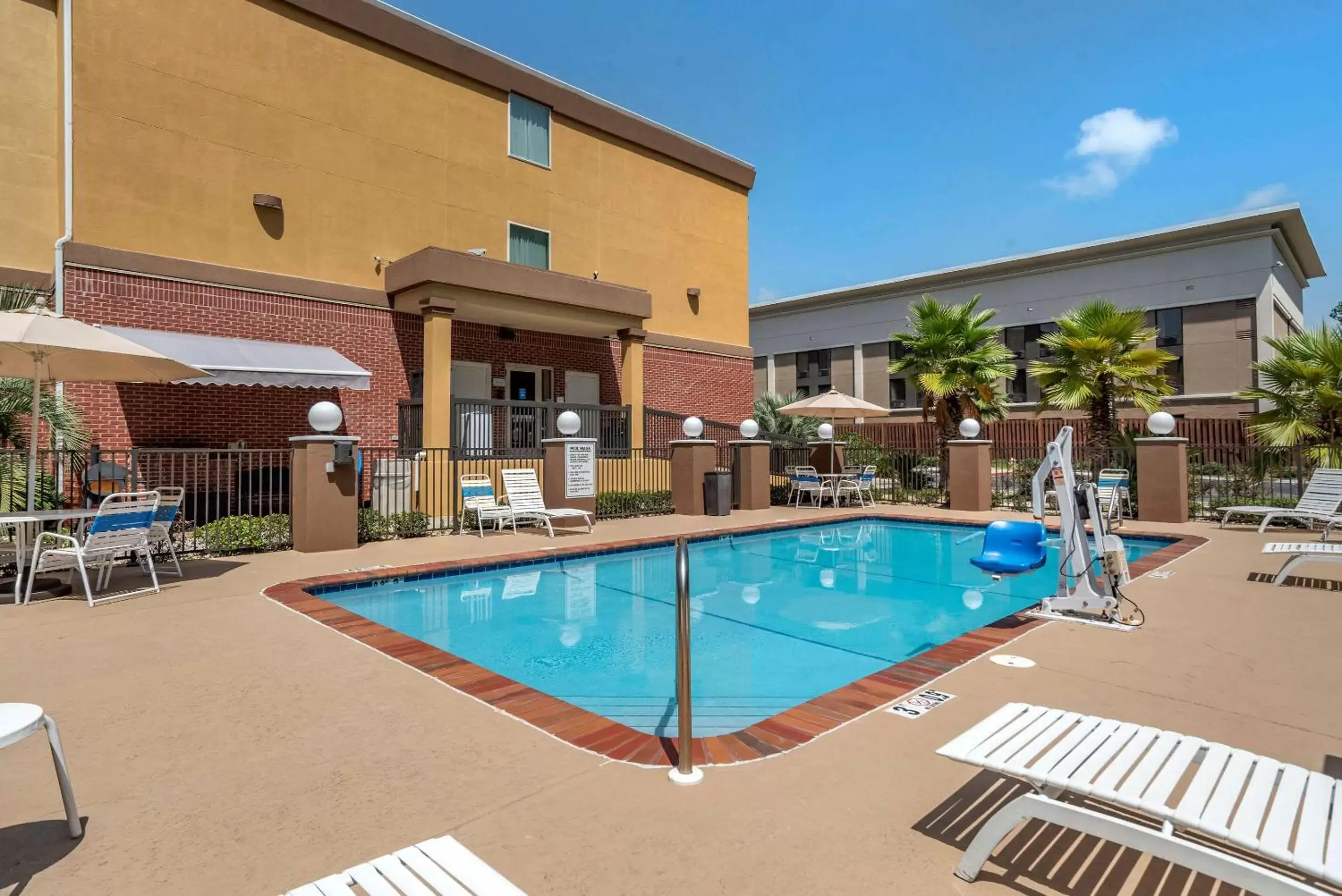 On site, Swimming Pool in Comfort Suites Biloxi/Ocean Springs