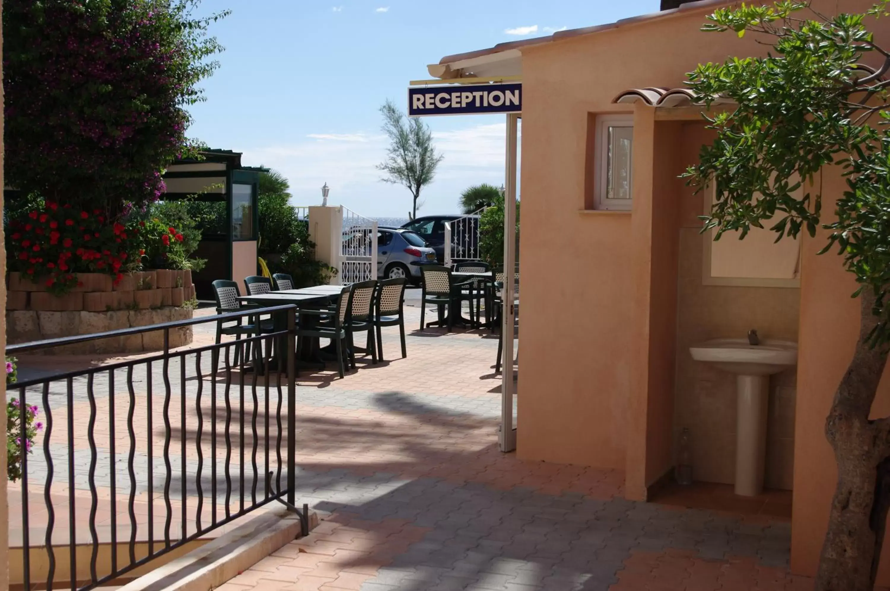 Facade/entrance in Hotel et Appartements Reine D'Azur