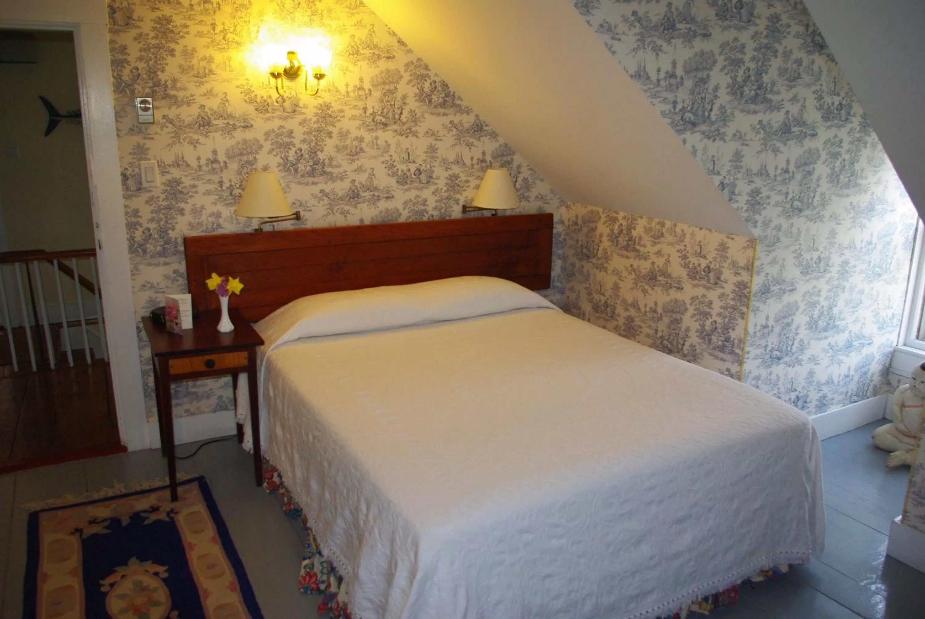 Bed in The Garrison House Inn