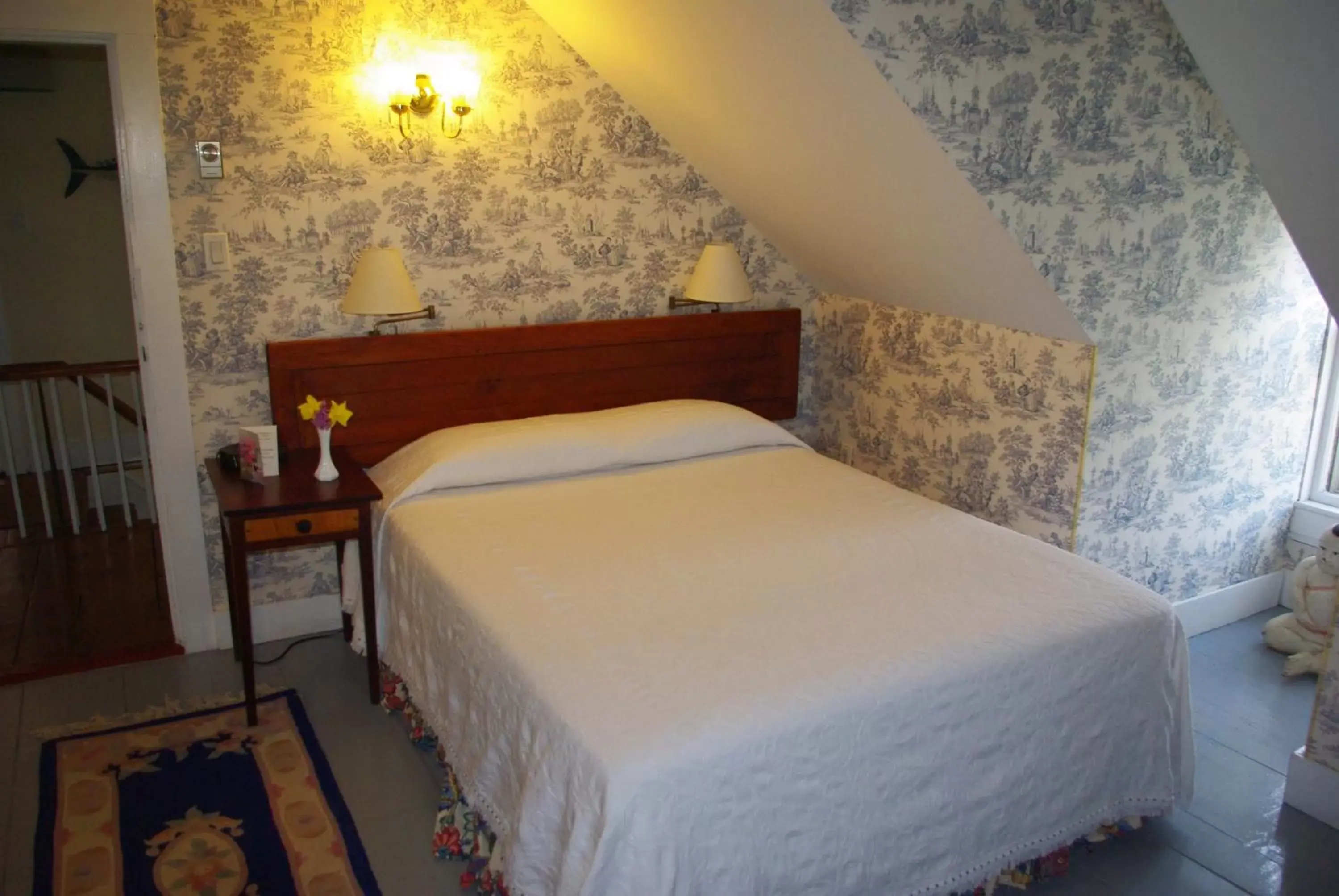 Bed in The Garrison House Inn