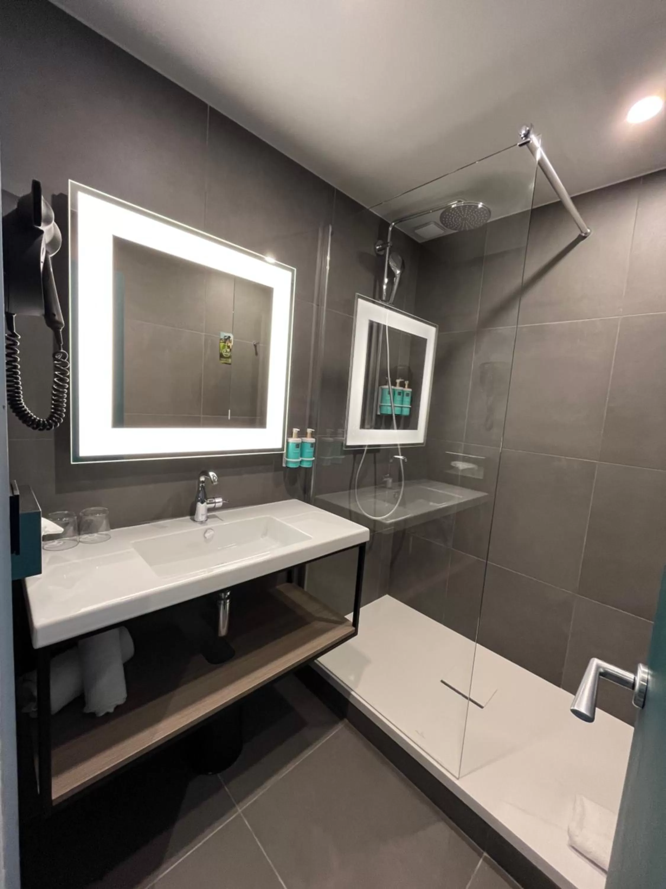 Bathroom in Hotel Mercure Angers Lac De Maine