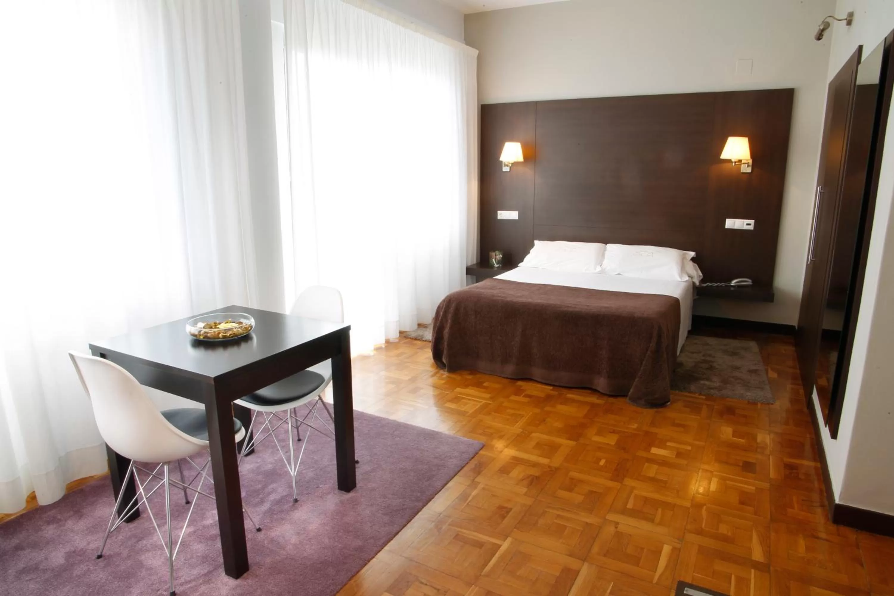 Photo of the whole room, Bed in Hotel Mendez Nuñez