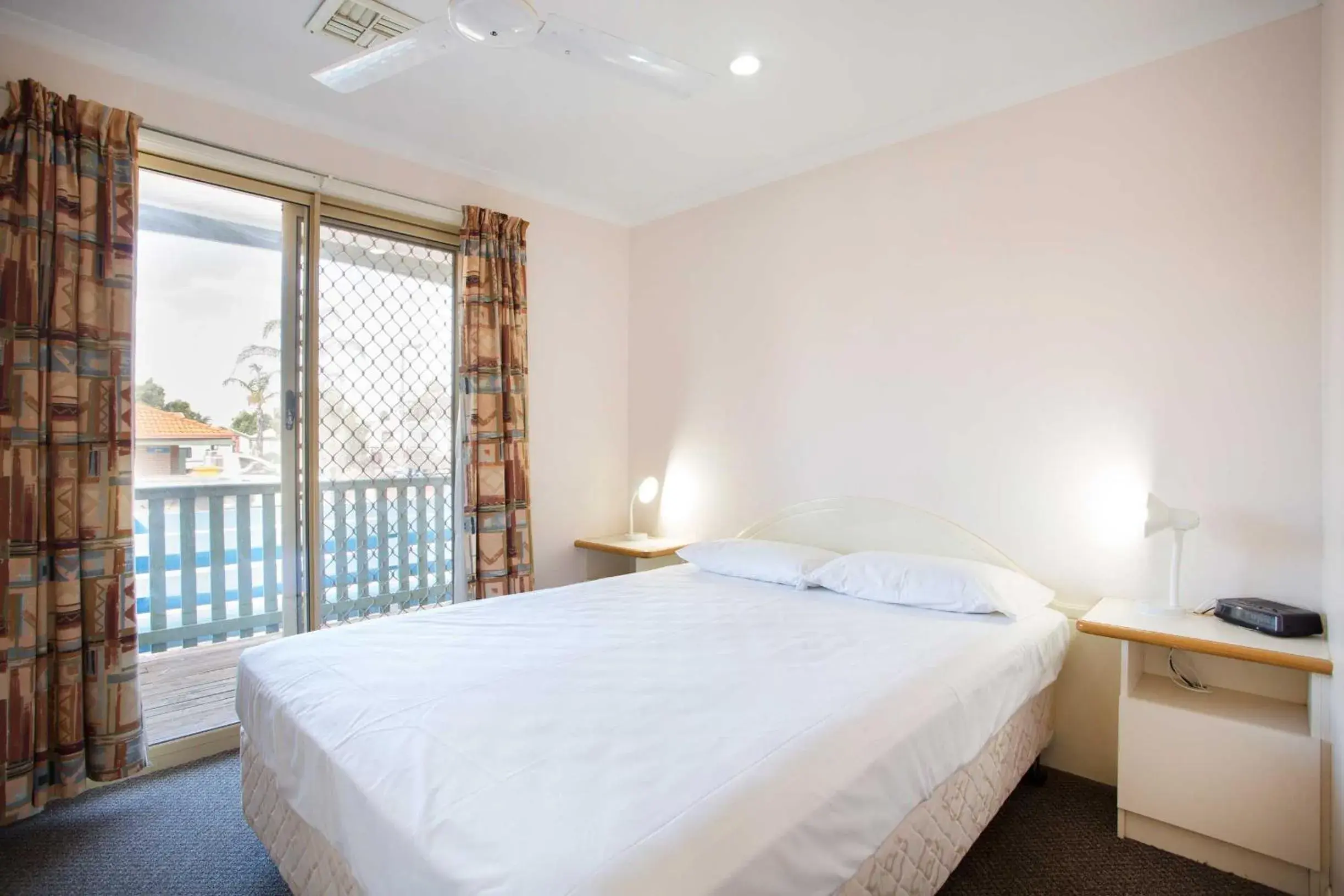 Bedroom, Bed in Discovery Parks - Kalgoorlie Goldfields