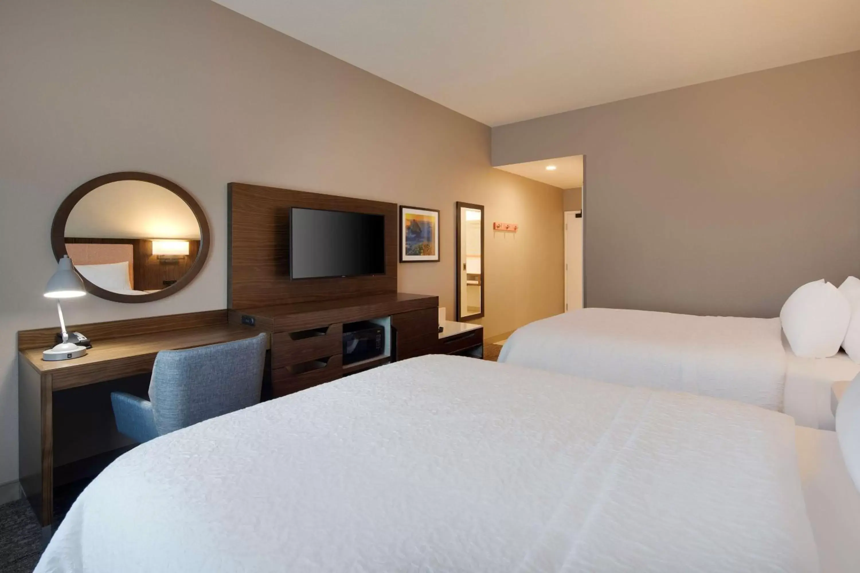 Bedroom, Bed in Hampton Inn Santa Cruz West, Ca