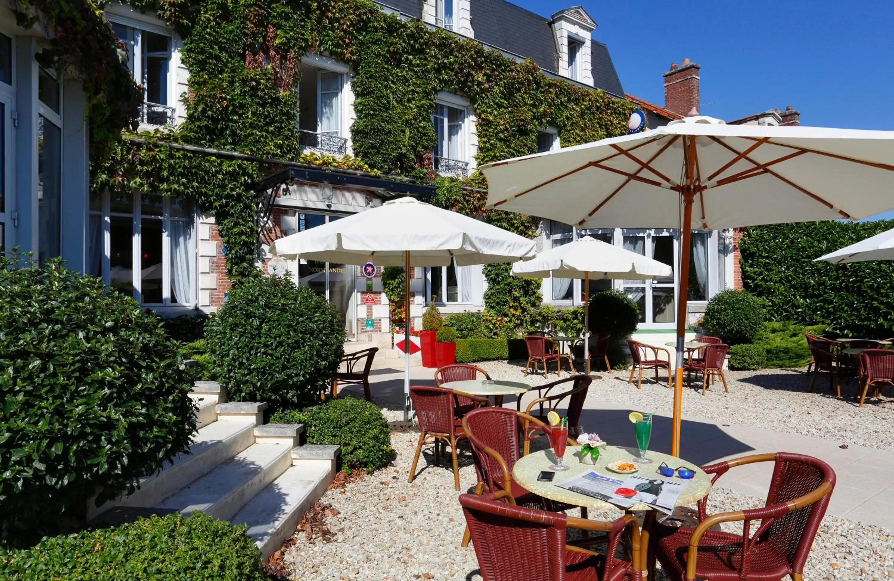 Patio, Restaurant/Places to Eat in The Originals Boutique, Hôtel Normandie, Auxerre