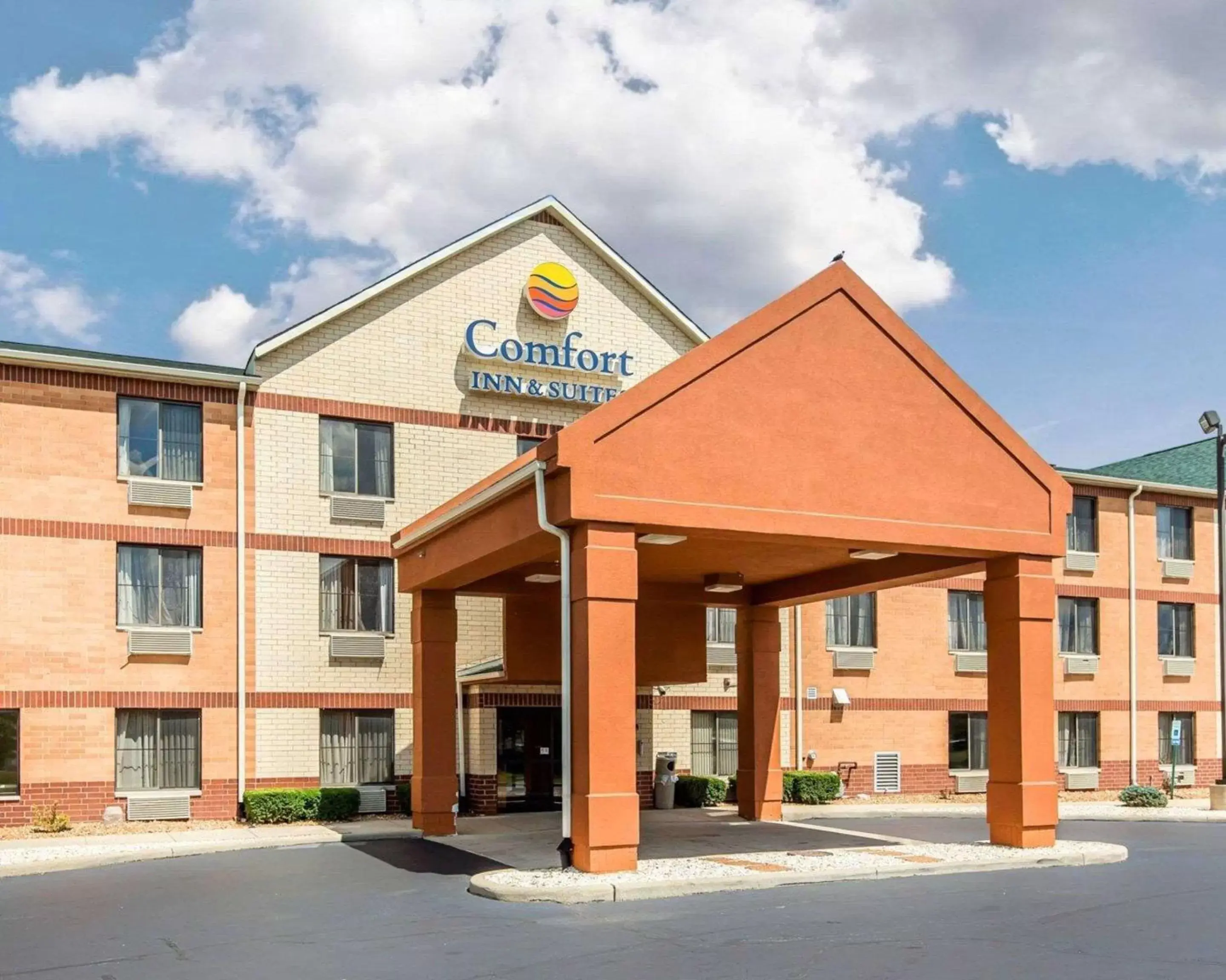 Property Building in Comfort Inn & Suites near Tinley Park Amphitheater