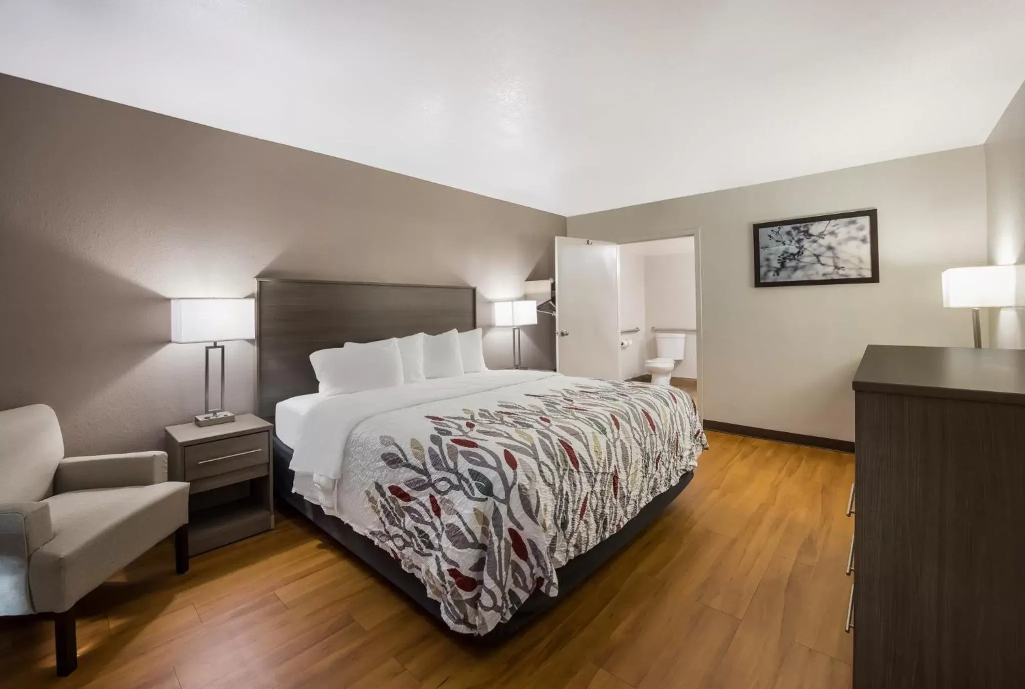 Bathroom, Bed in Red Roof Inn & Suites Thomasville