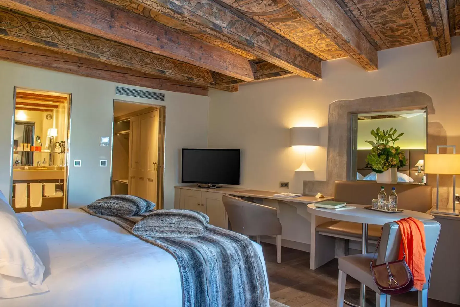 TV and multimedia, Bed in Hôtel Les Armures TV and multimedia, Bed in Hôtel Les Armures