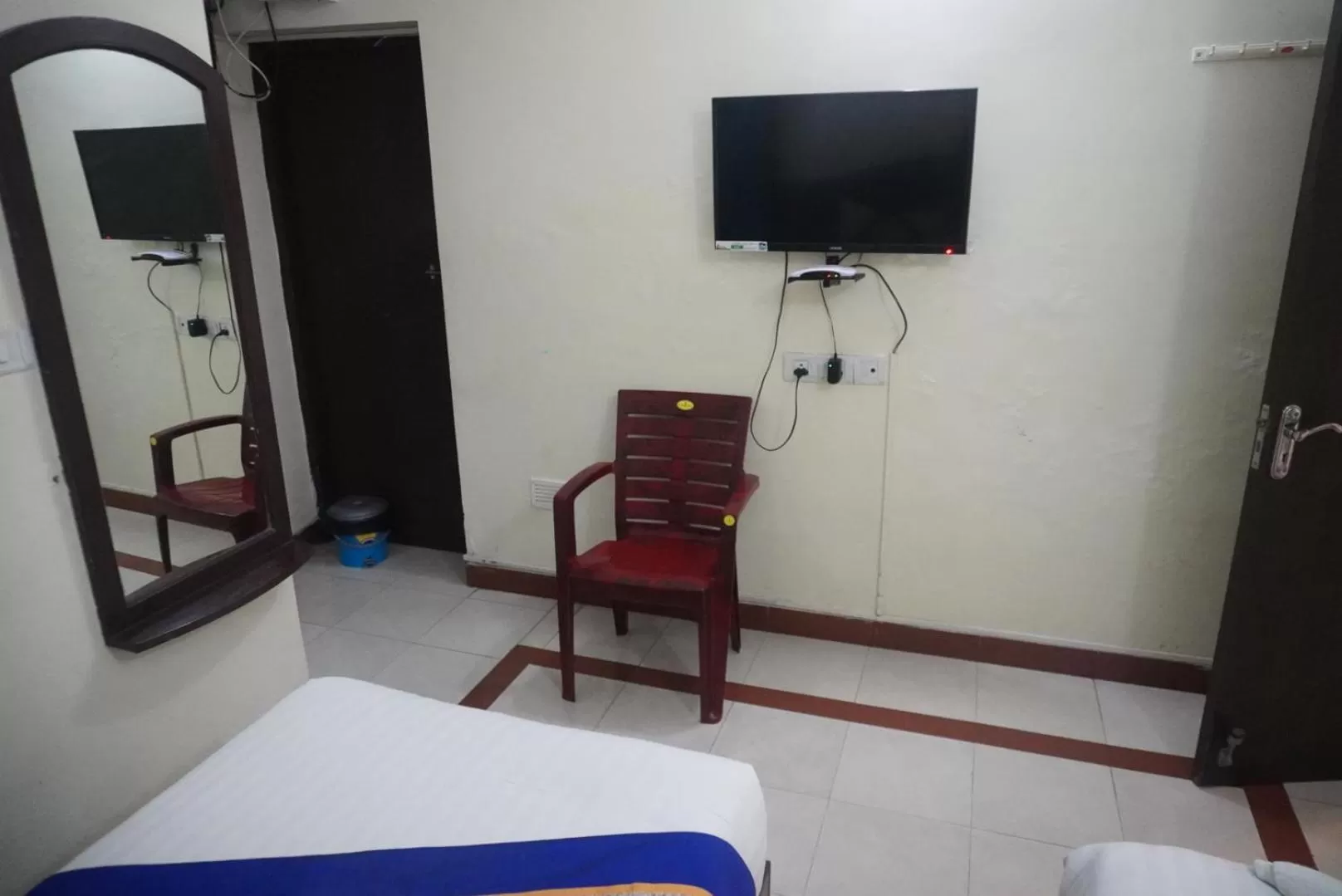 Communal lounge/ TV room, Bed in The Dolphin Park Hotel, Virugambakkam