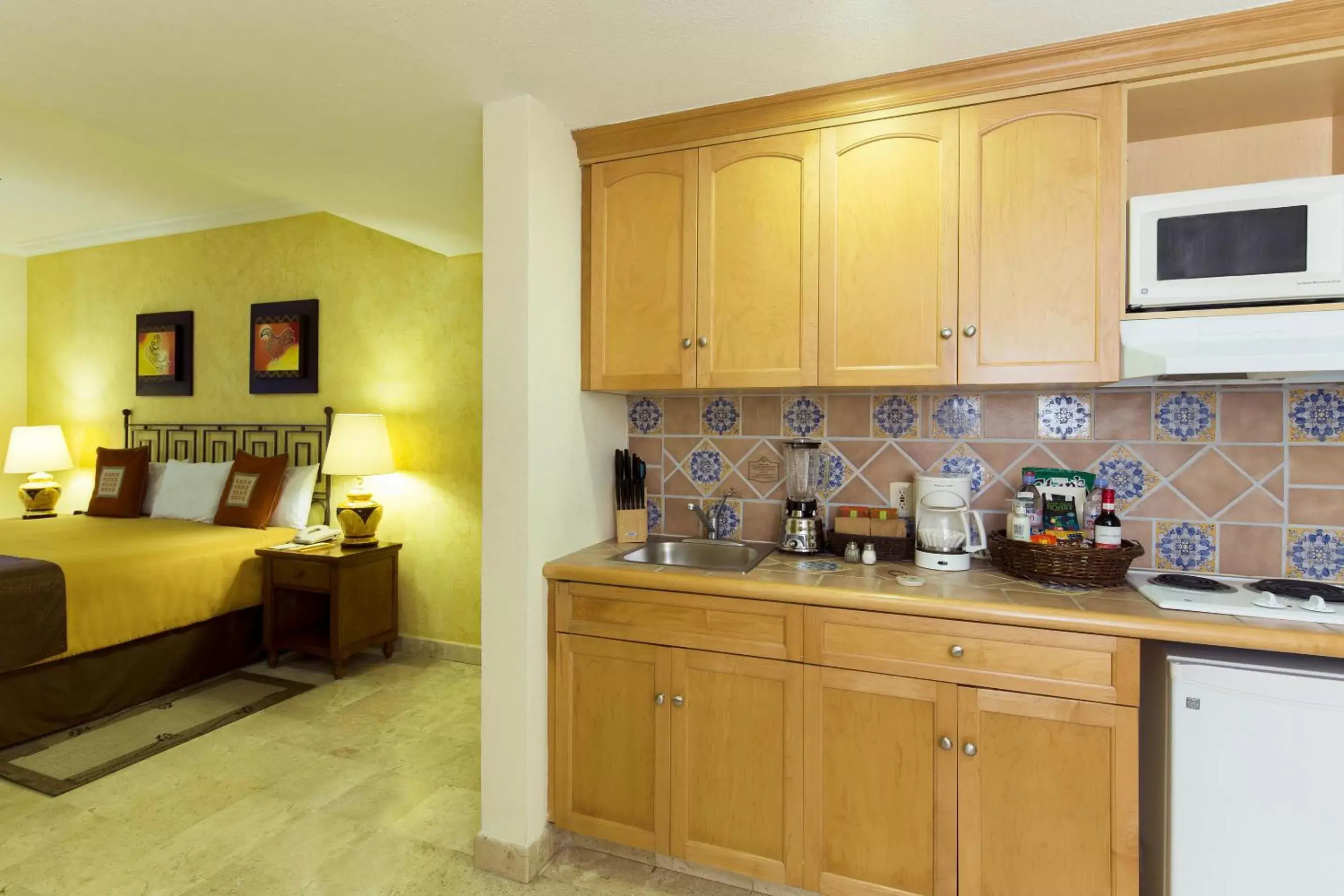 Living room, Kitchen/Kitchenette in Villa del Arco Beach Resort & Spa