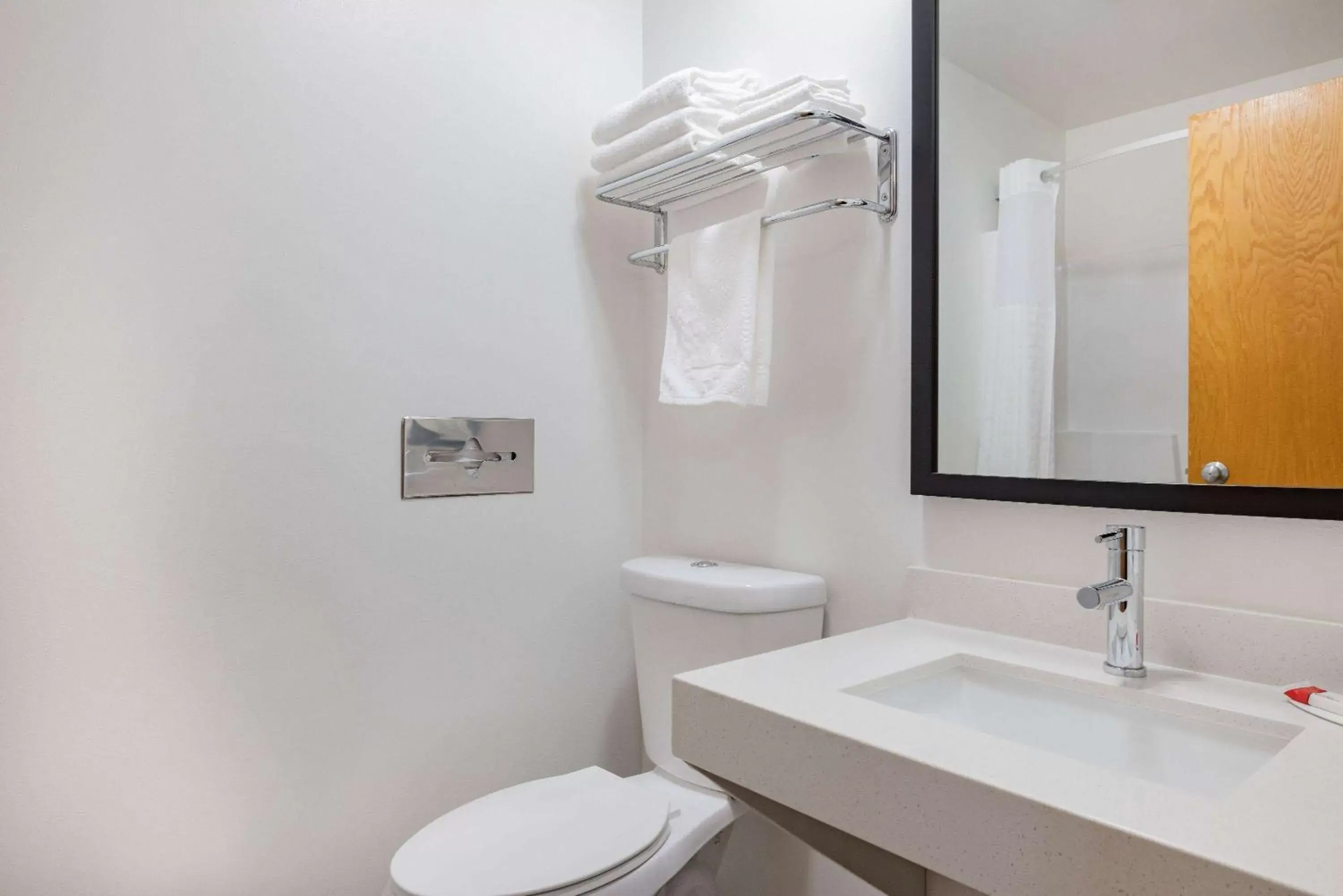 TV and multimedia, Bathroom in Super 8 by Wyndham Duluth