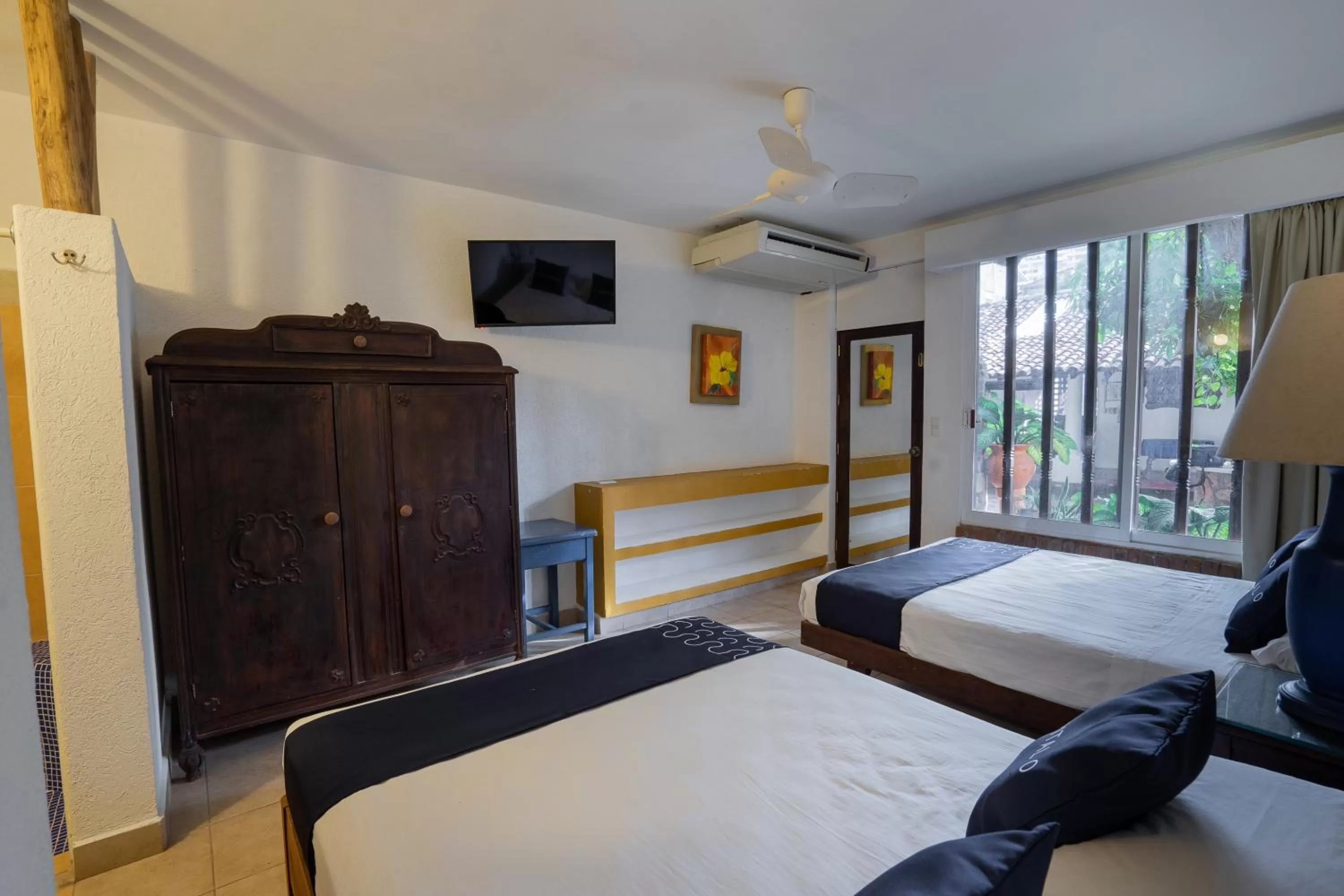 Photo of the whole room, Bed in Hotel Mision, Acapulco centro