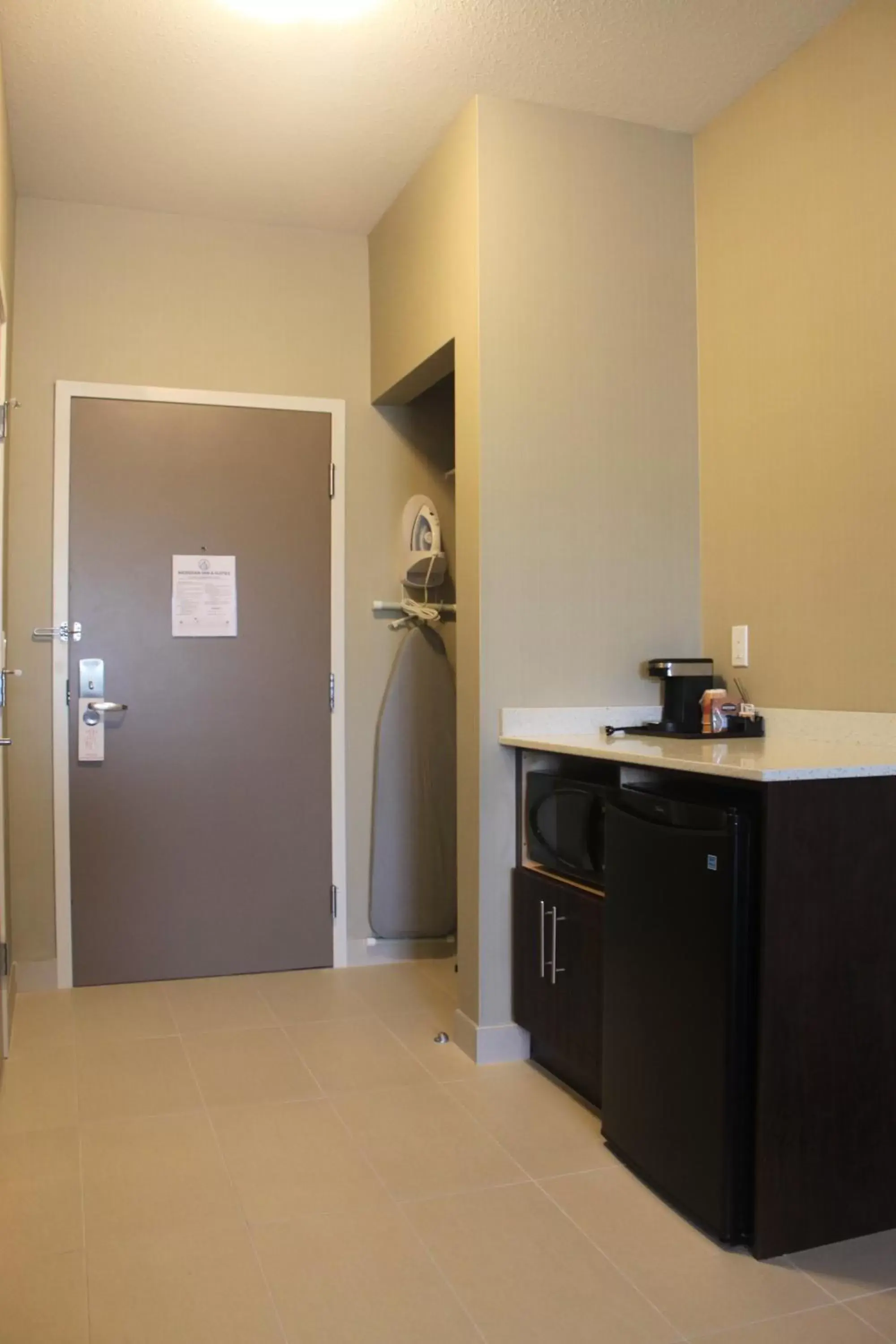 Coffee/tea facilities, Kitchen/Kitchenette in Meridian Inn & Suites Lloydminster