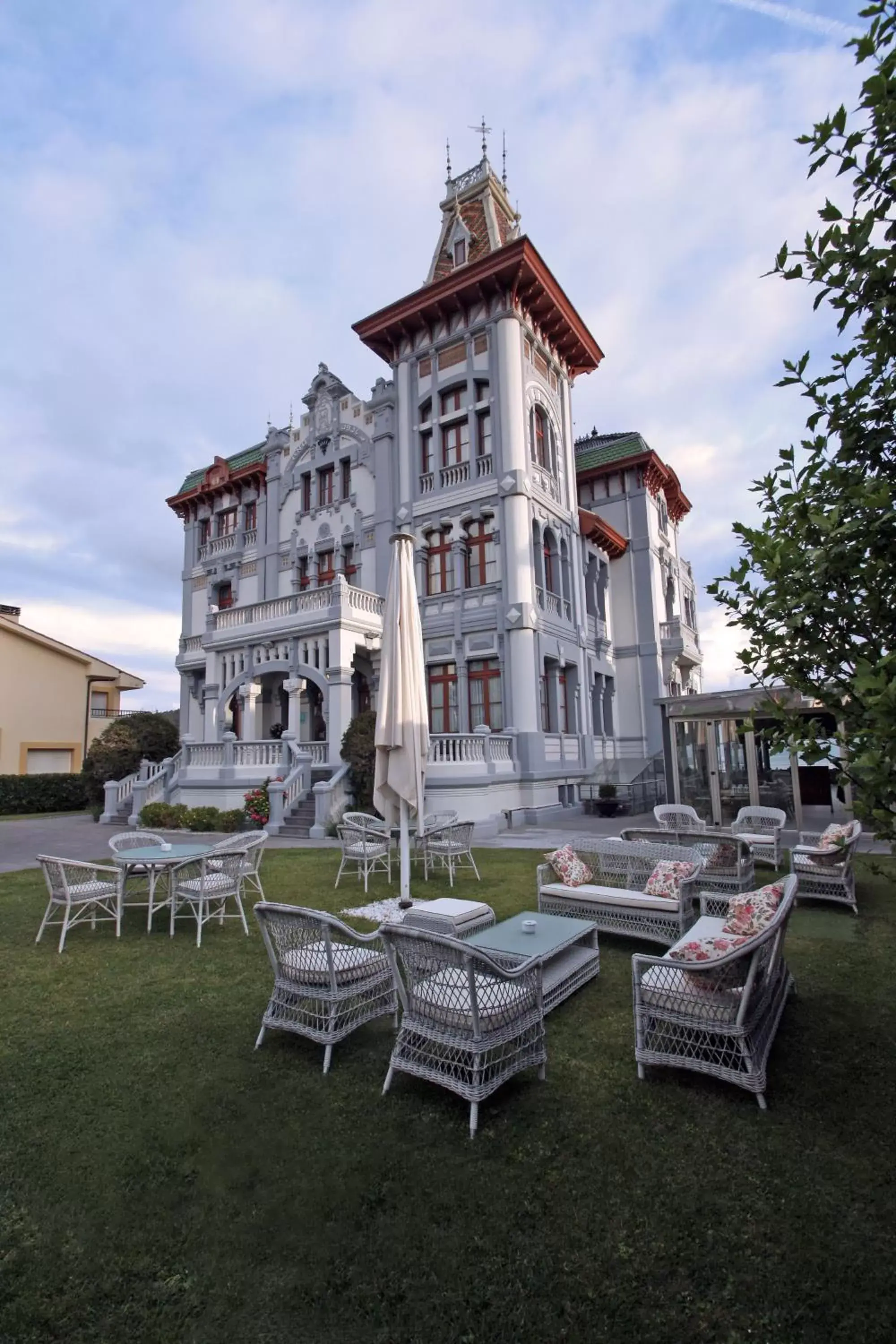 Facade/entrance, Property Building in Hotel Villa Rosario