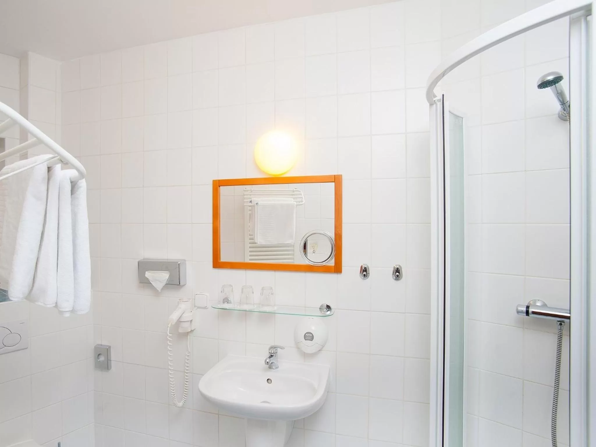 Bathroom in Cloister Inn Hotel